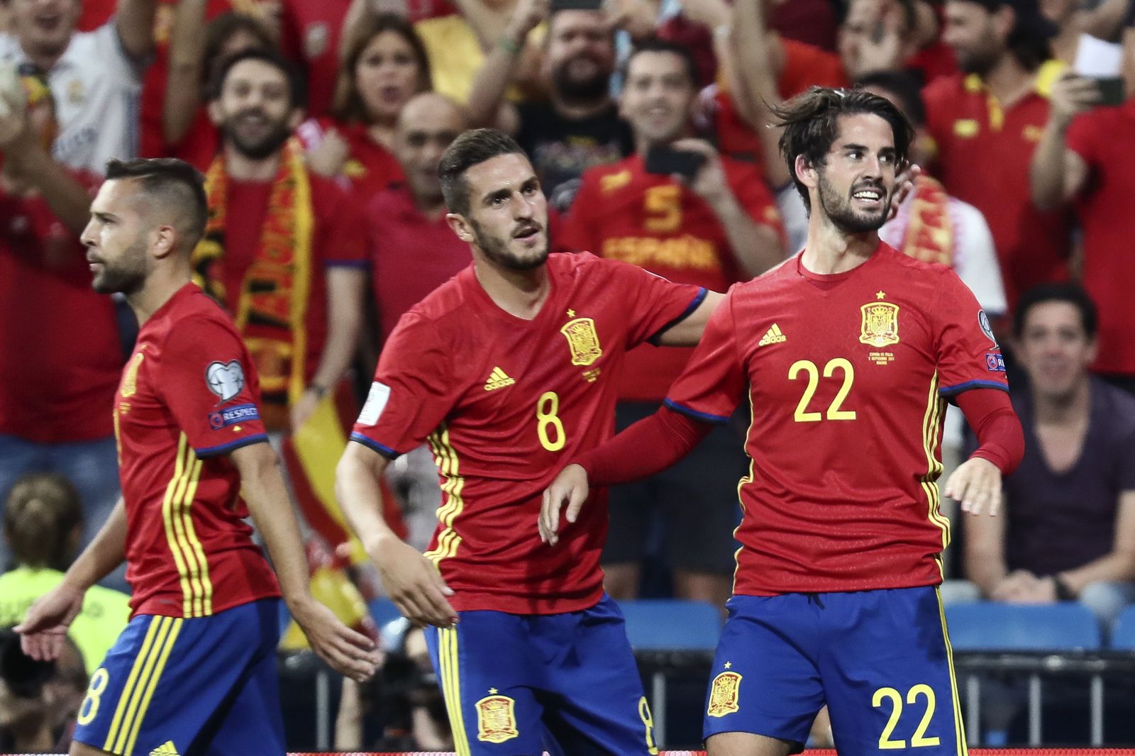 Isco y Koke celebran un gol.