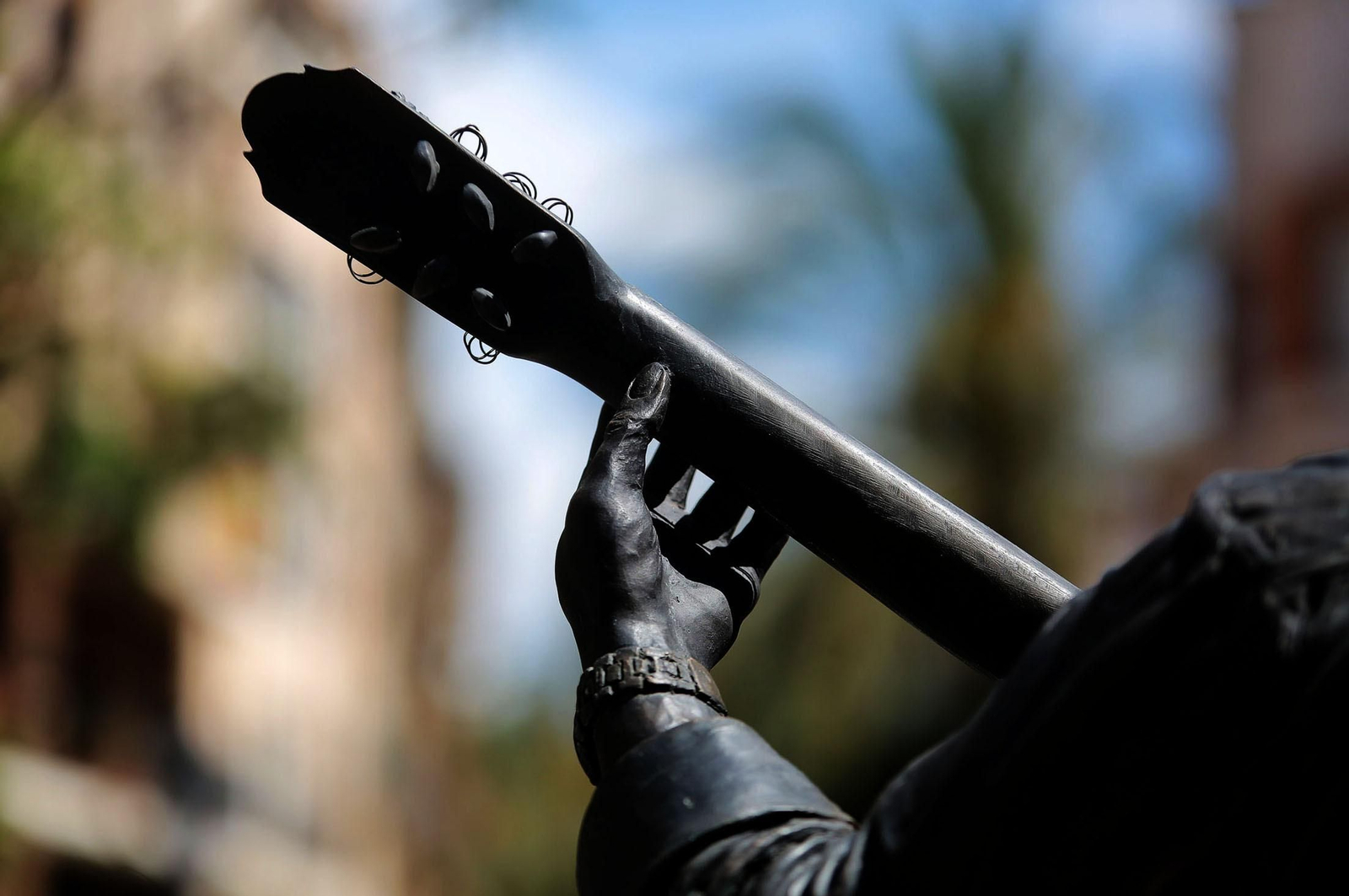 Imágenes del descubrimiento de la escultura en honor a Joseli Carrión