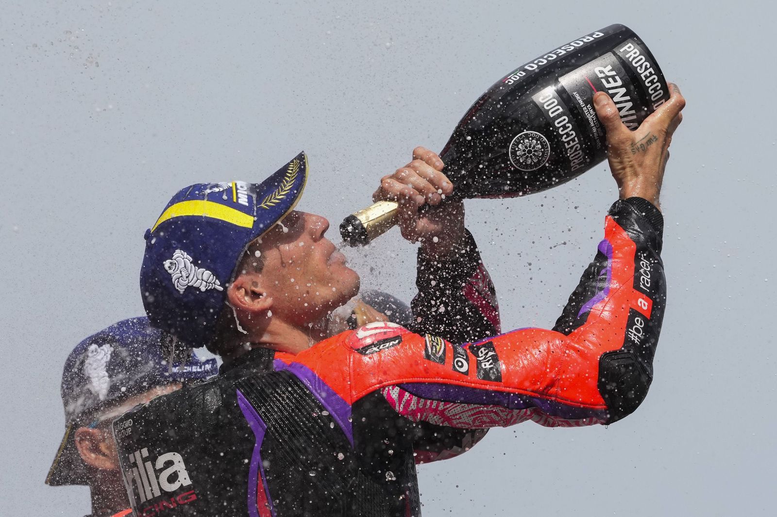 Las cariñosas fotos de Piqué, Clara Chía en el Mundial de Motos en Montmeló