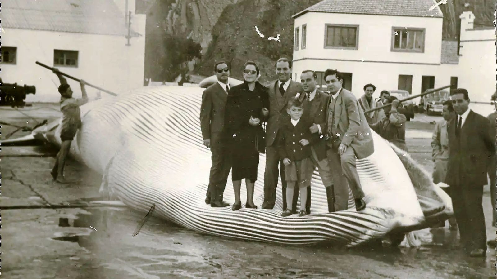 Ángel Silva, a la izquierda, en la Ballenera de Algeciras hacia 1950.