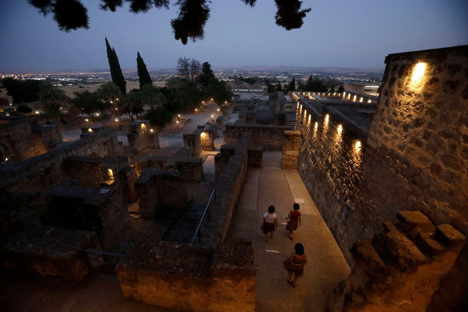 Turistas durante la visita nocturna a Medina Azahara.
