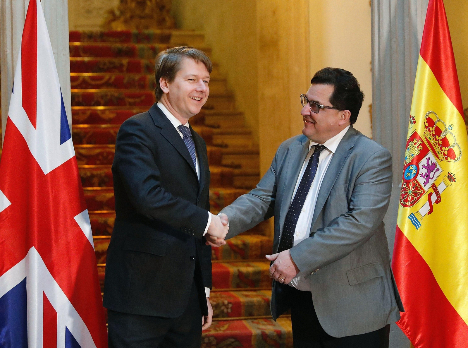 El secretario de Estado para la Unión Europea, Luis Marco  Aguiriano  (d), y el subsecretario de Estado del Departamento británico para la salida de la Unión Europea, Robin Walker.