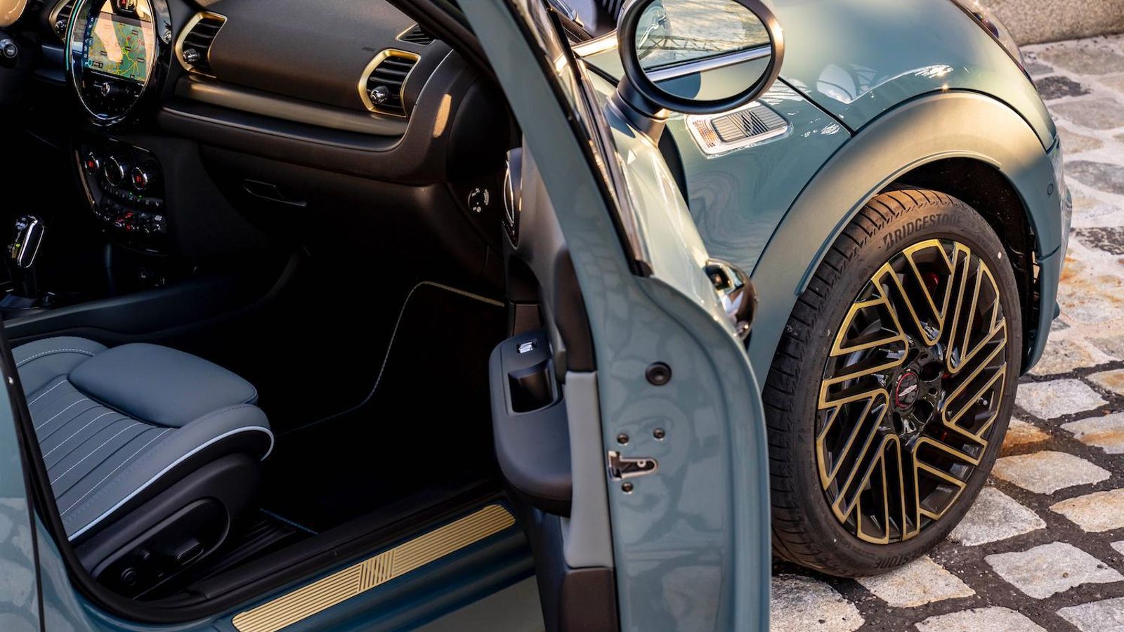 Los detalles en color latón están tanto en el interior como el exterior, en este caso, en las llantas con una trama parecida a la de las franjas del capó y techo.