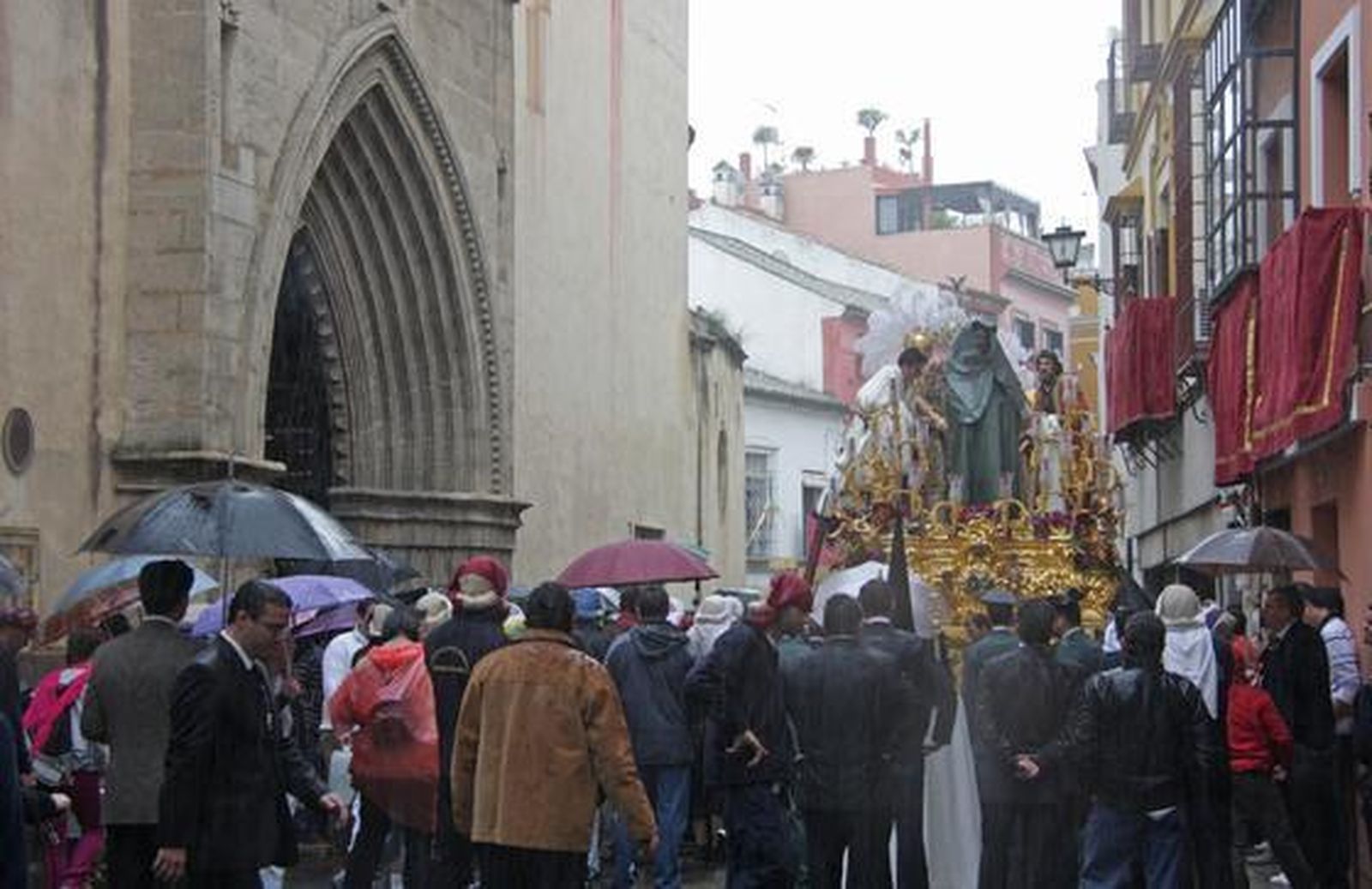 La lluvia desluce la estación de penitencia del Cautivo de San Pablo y la Virgen del Rosario, que se refugían en El Salvador.  Foto: B.Vargas