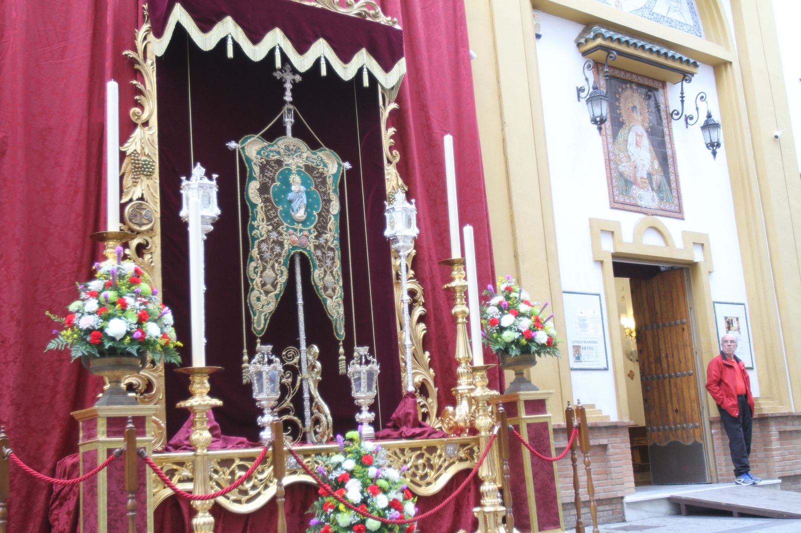 El centro se llena de altares para acoger la Magna  Rociera