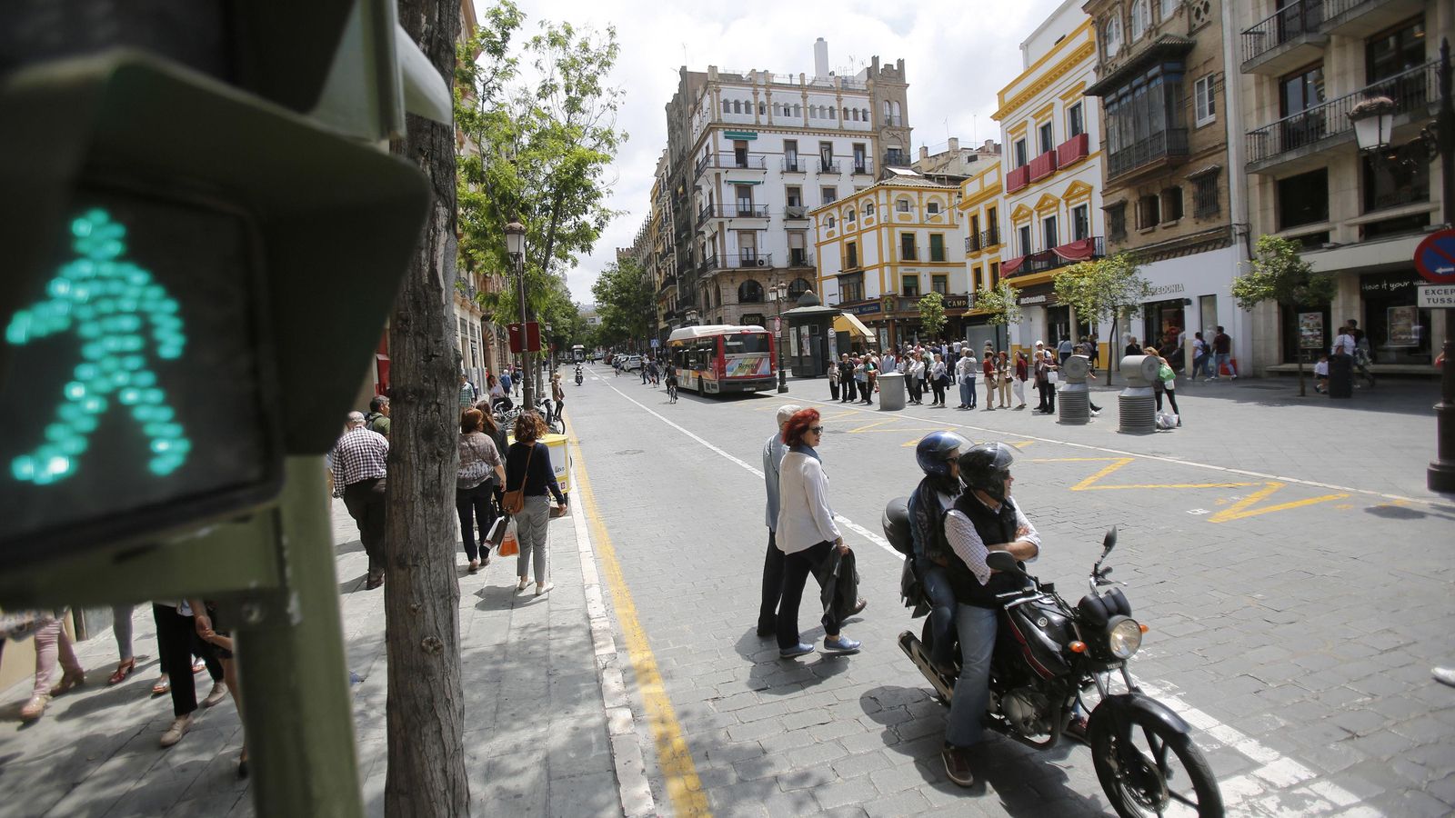 Peatones y vehículos confluyen en la Plaza de la Campana.