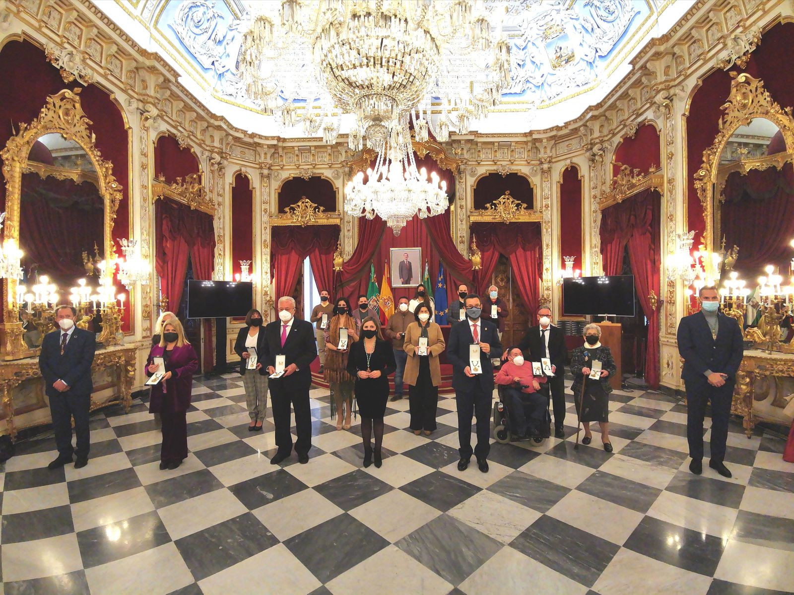 Foto de familia de los galardonados en el Día de la Provincia por la Diputción de Cádiz.