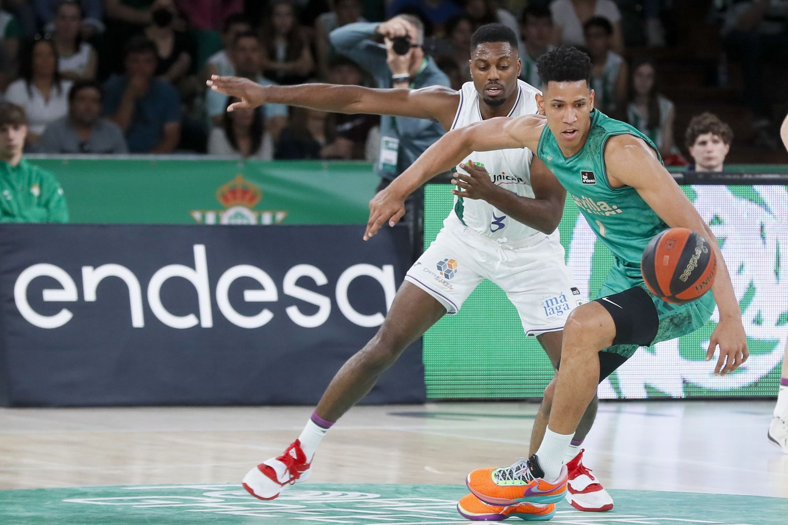 Tyson Pérez va a por un balón suelto ante Melvin Ejim.