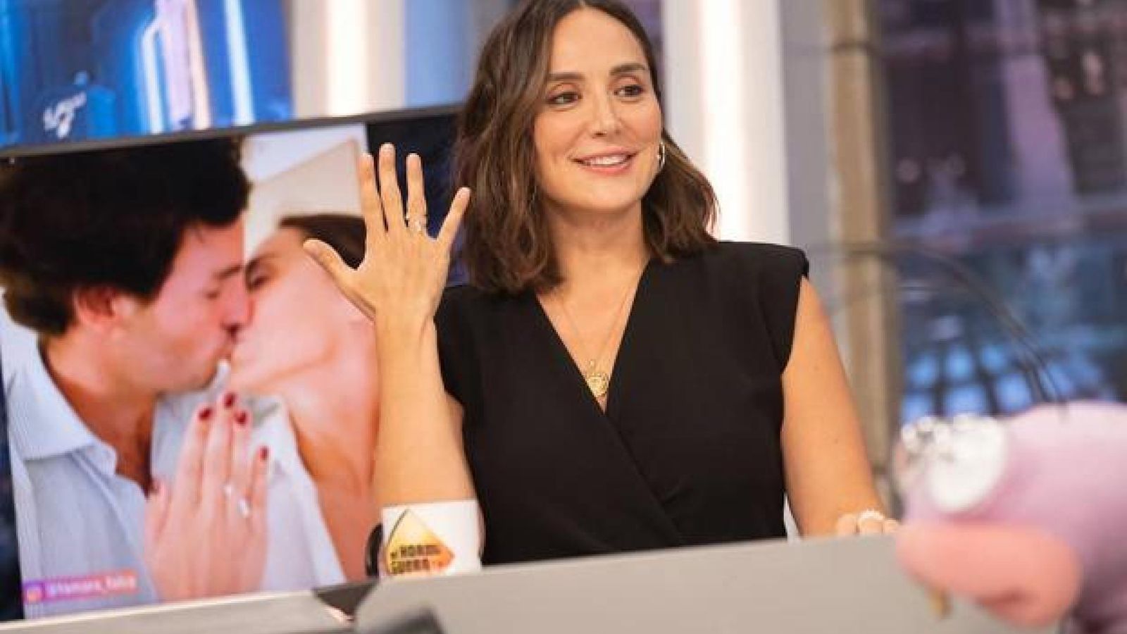 Tamara Falcó enseña en 'El Hormiguero' el anillo de pedida de la boda.