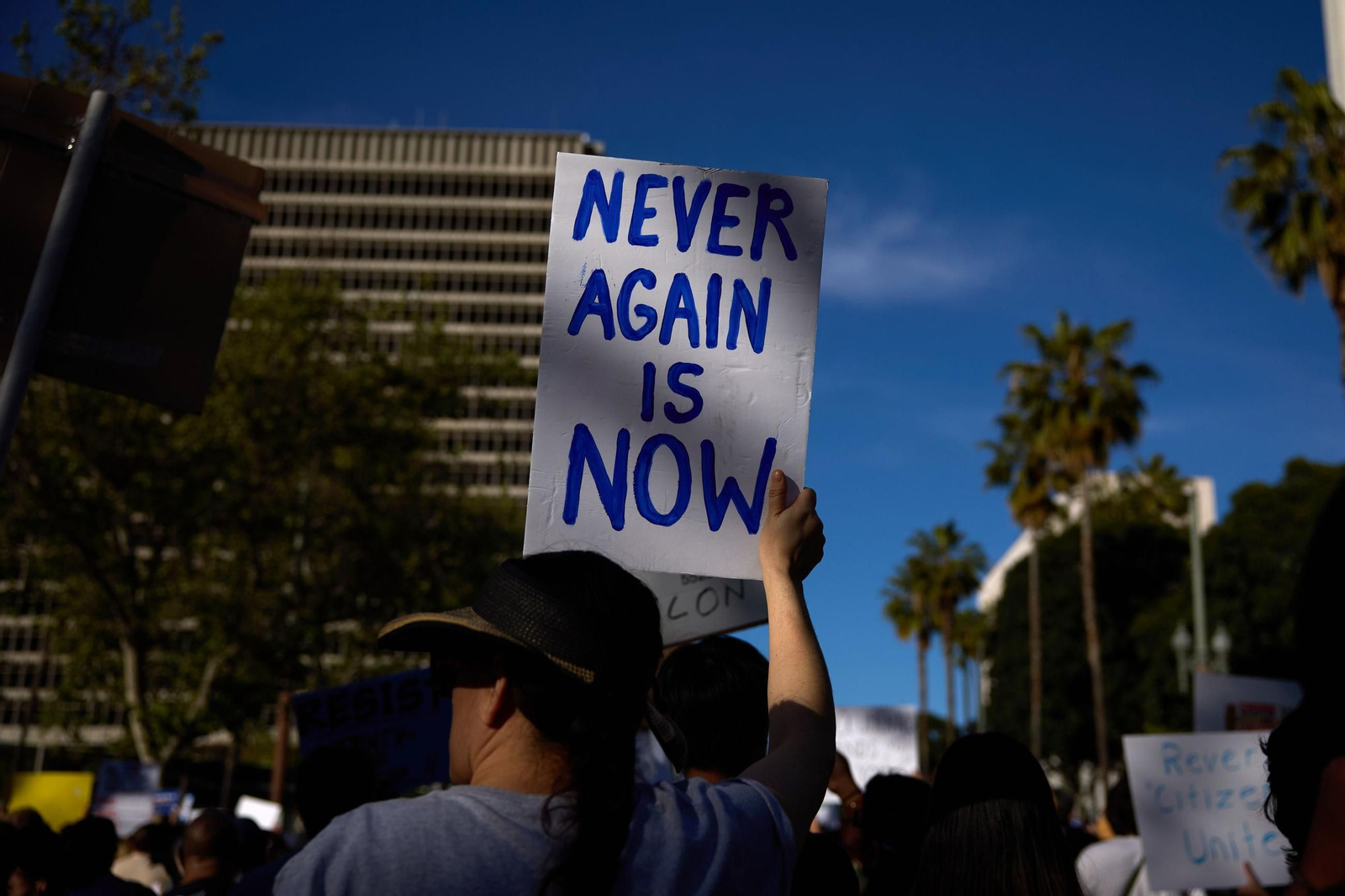 Miles de manifestantes contra Trump y Musk en EEUU: "¡Quita tus manos!"