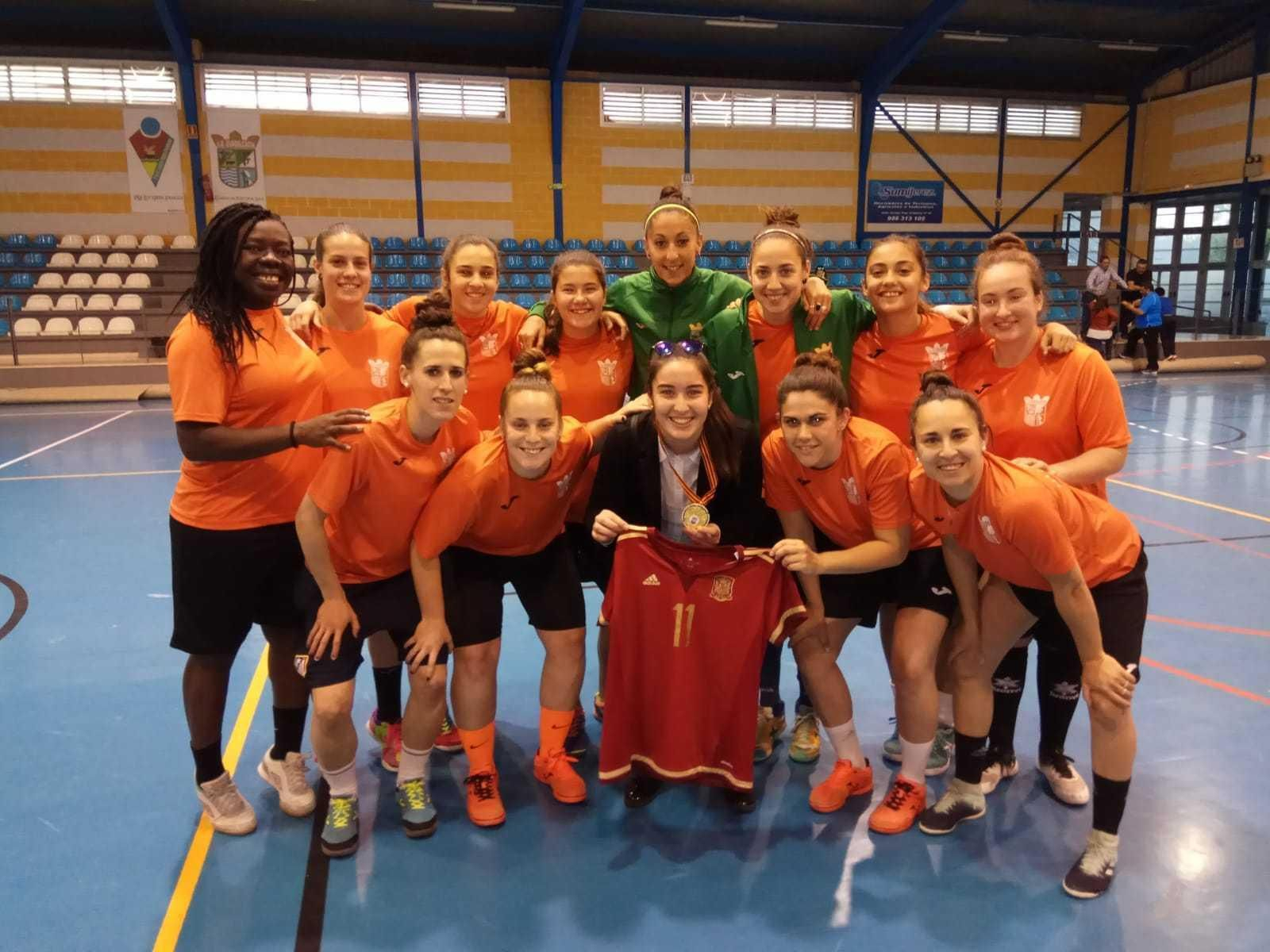 Caridad , junto a sus compañeras del Guada con la medalla de oro del Torneo de Moscú y la camiseta de la selección española.