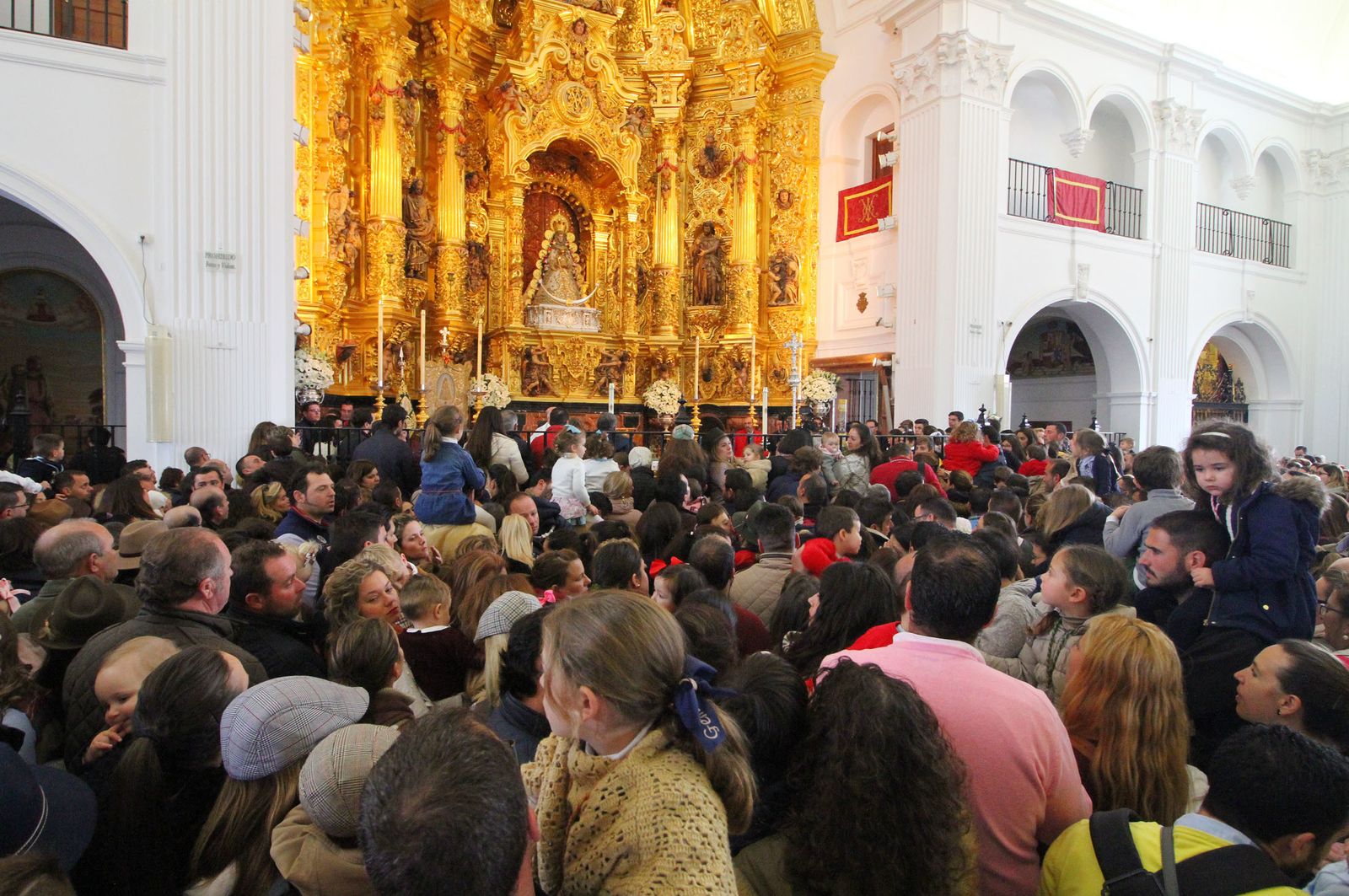 El Rocío celebra La Candelaria con la presentación de los niños a la Virgen, en imágenes