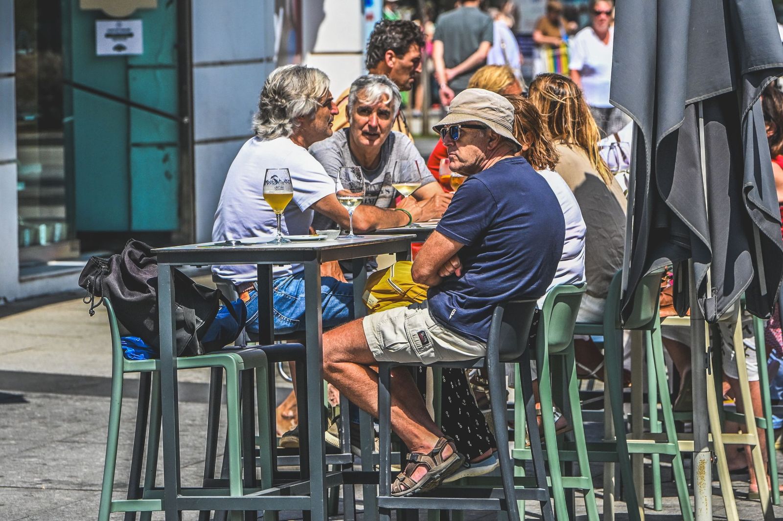 Unos turistas descansan y consumen en un bar durante el verano.