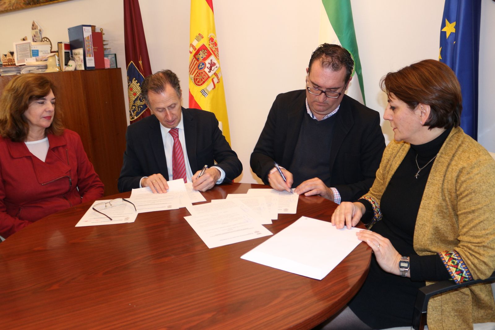 Momento de la firma del acuerdo entre el alcalde y el presidente del Consejo.