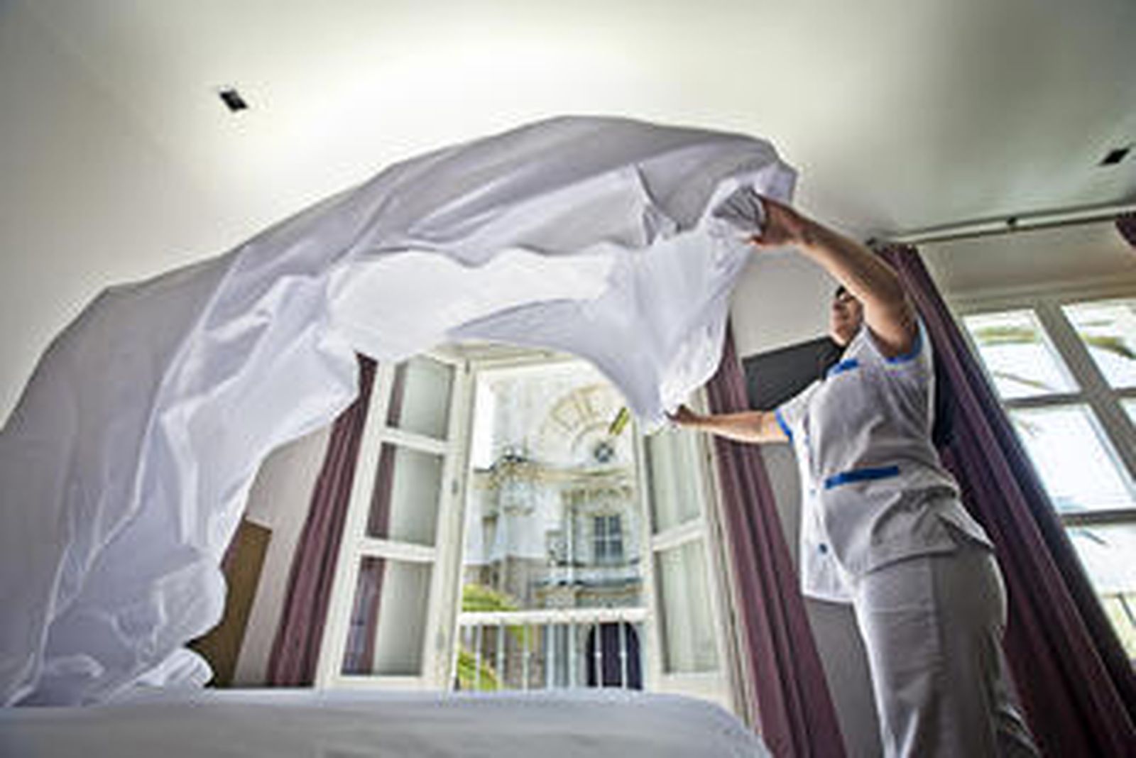Una empleada del Hotel Catedral prepara una de las habitaciones que dan a la plaza. /Julio González