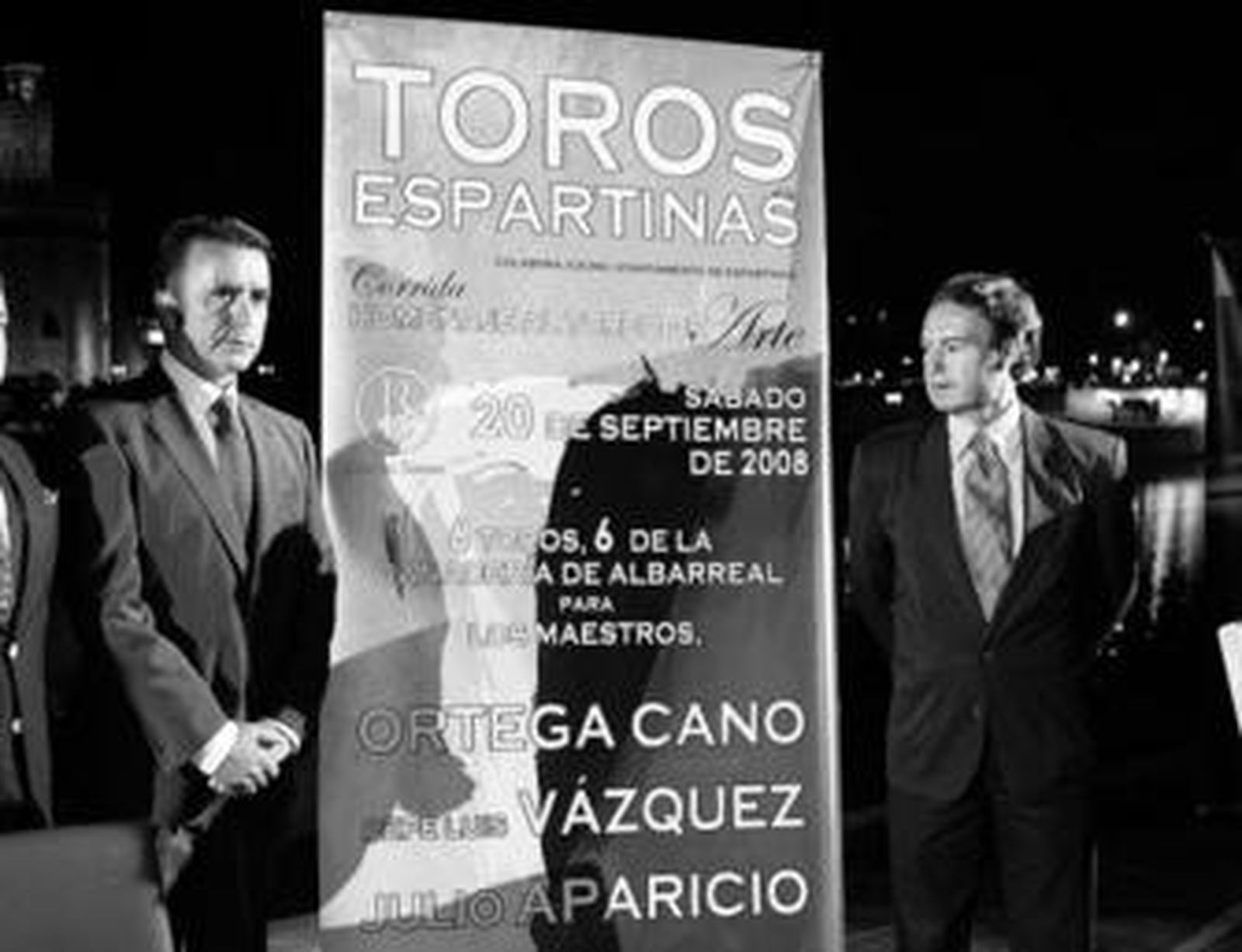 Ortega Cano y Pepe Luis Vázquez junto al cartel de la corrida que se celebrará en Espartinas.