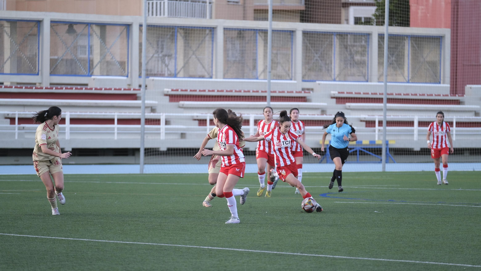 La rojiblanca prepara la pierna para el disparo durante el último encuentro disputado.