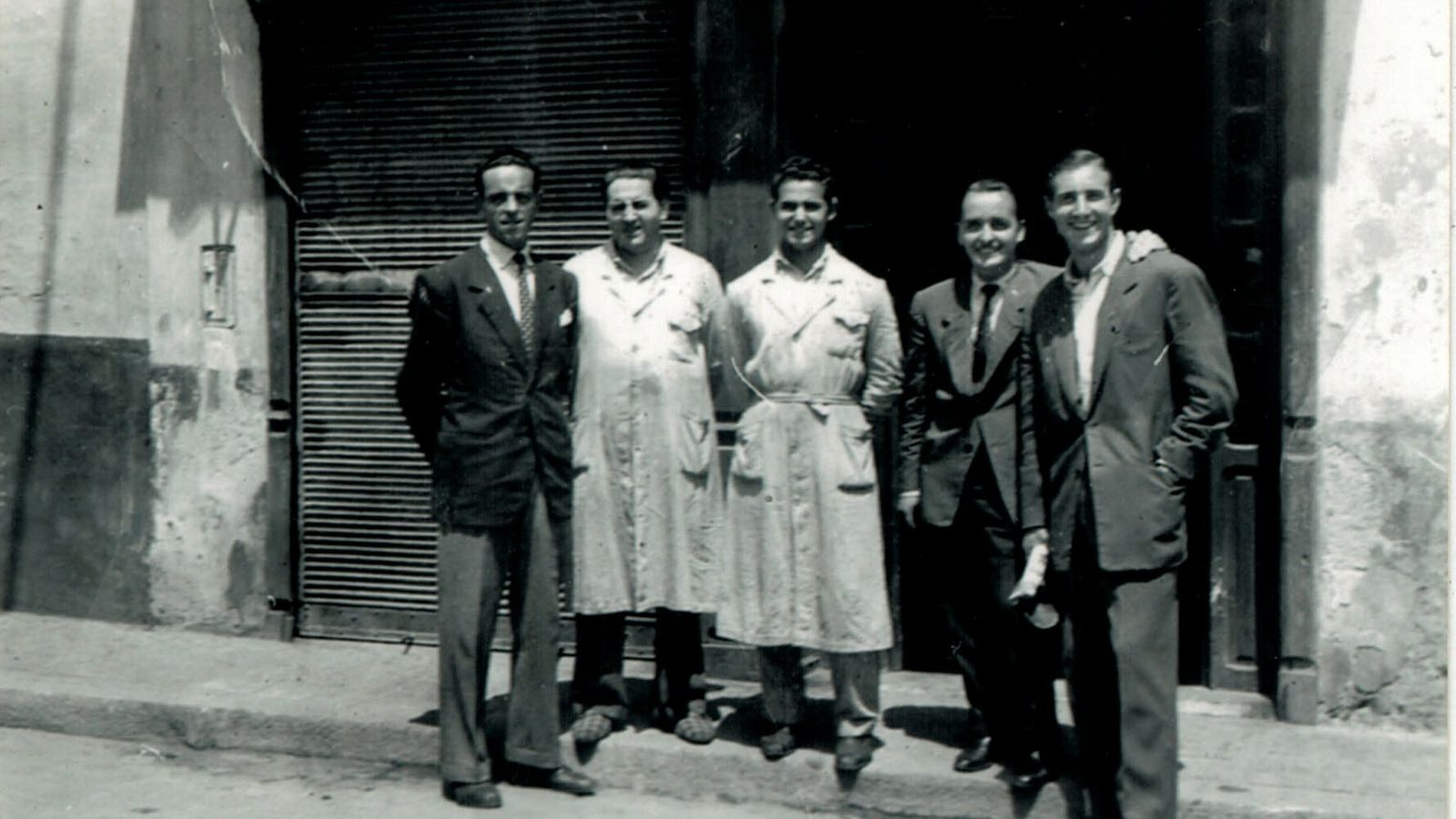 Román, segundo por la izquierda, junto a clientes y empleados.