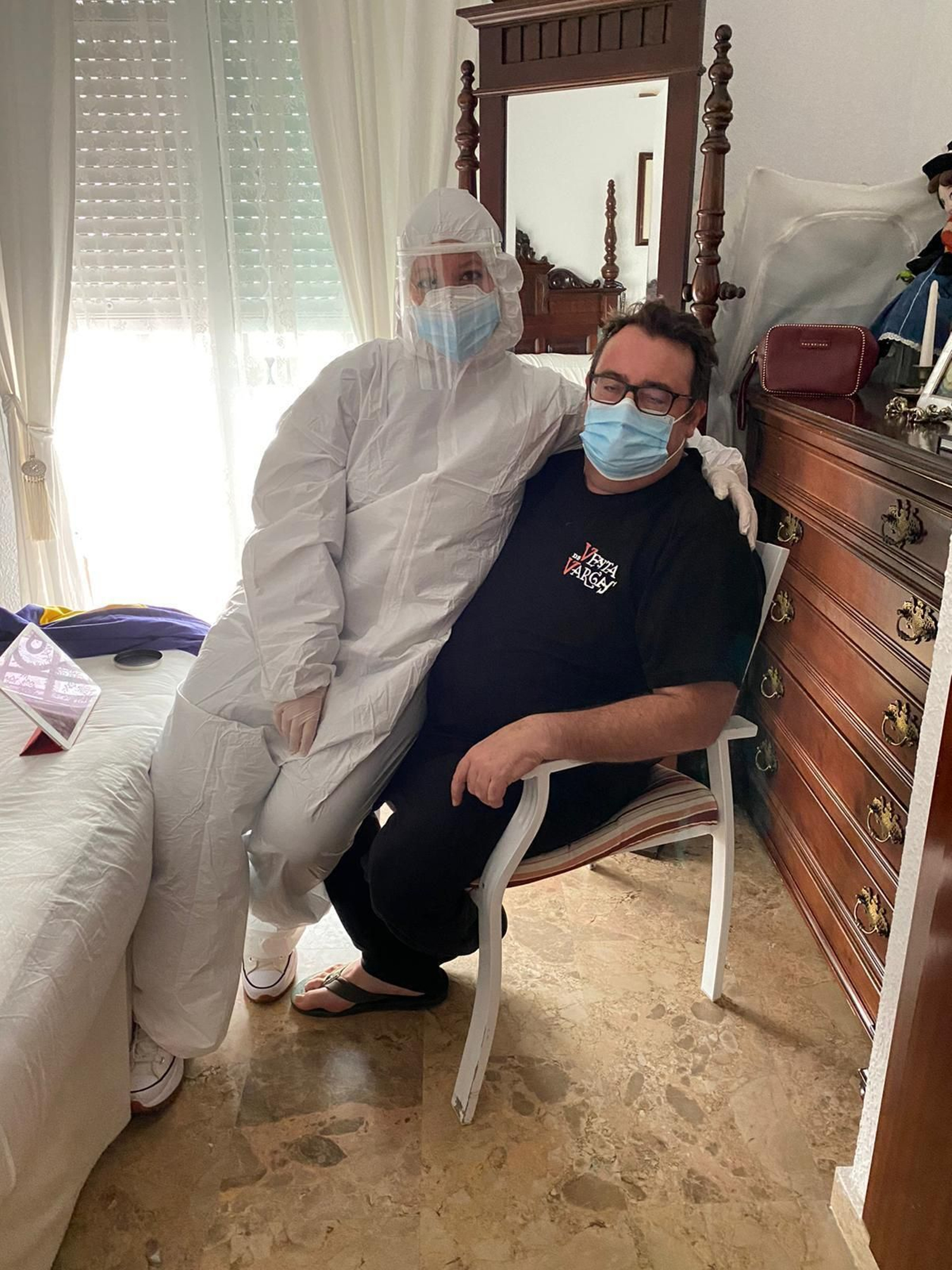 Con su hija, todavía convaleciente al salir del hospital.