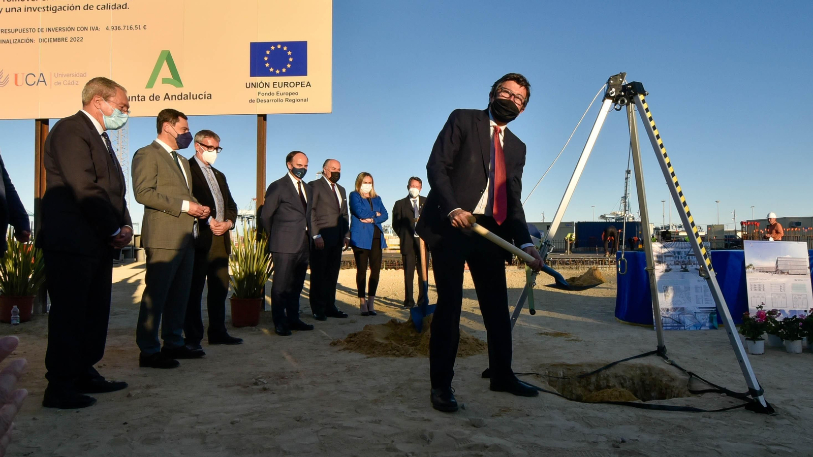 Las fotos del la visita de Juanma Moreno a las obras del Lago maritimo