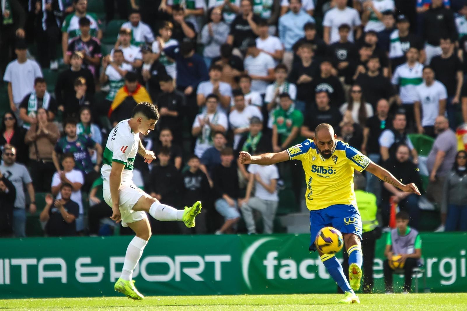 Fali golpea el balón ante un jugador del Elche.