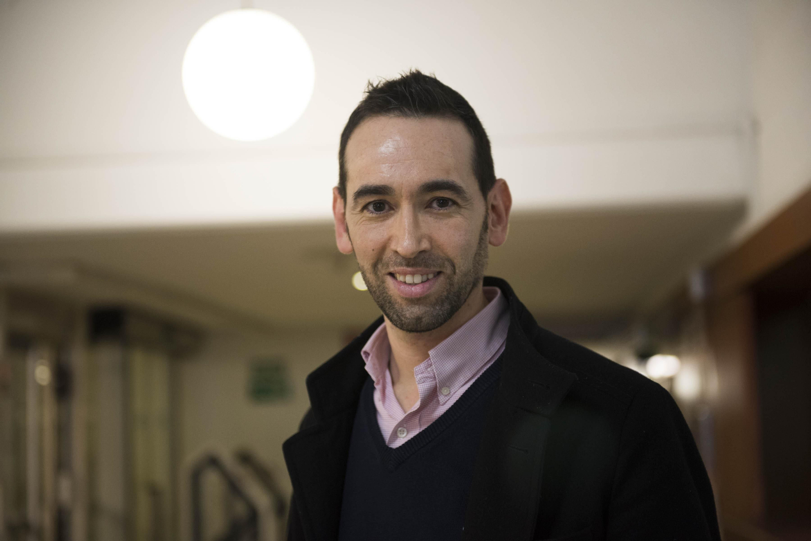 El autor de 'Hijas de un sueño' posa minutos antes de la presentación del libro en la Biblioteca de Andalucía.