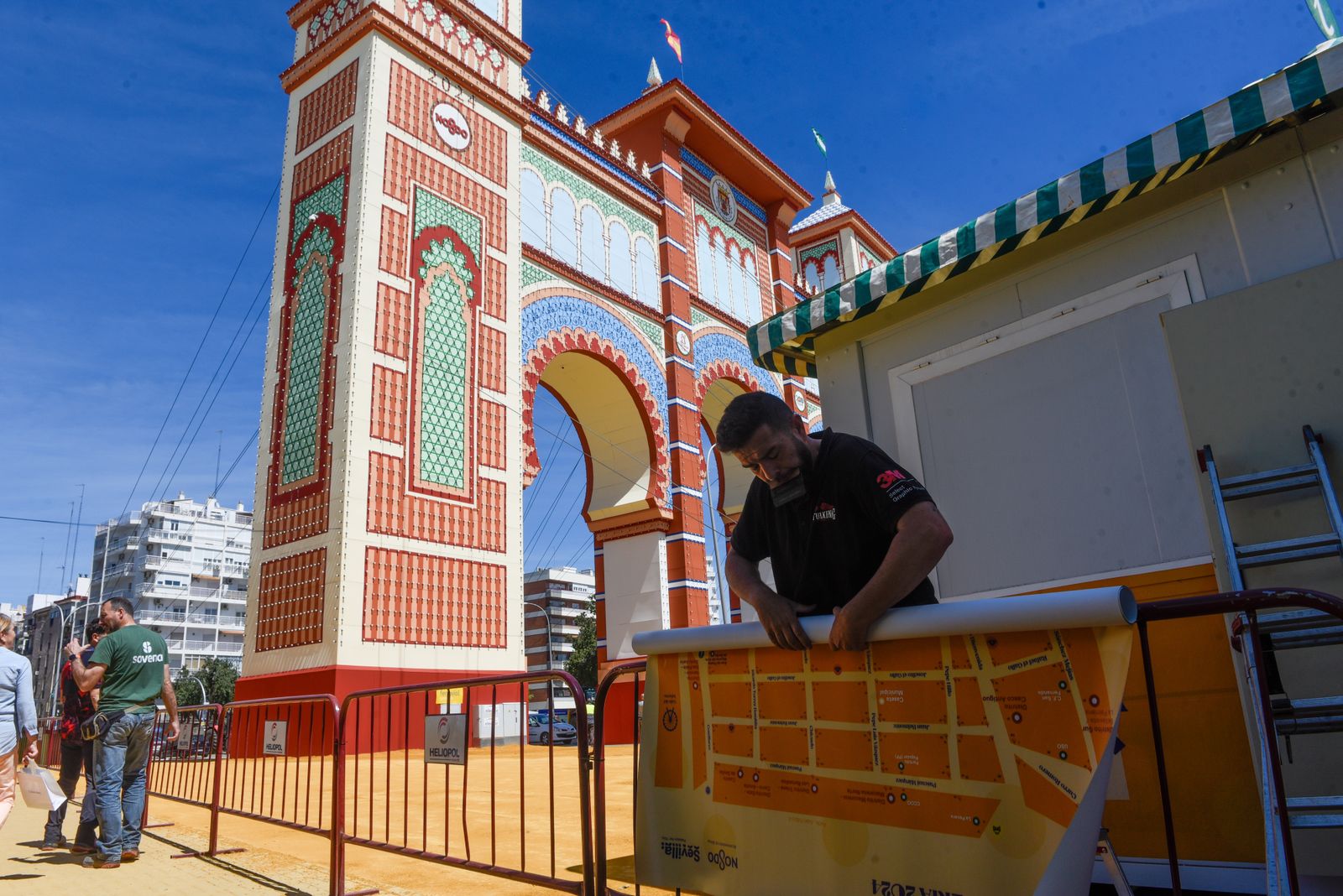 Imágenes de los últimos preparativos de la Feria de Sevilla 2024