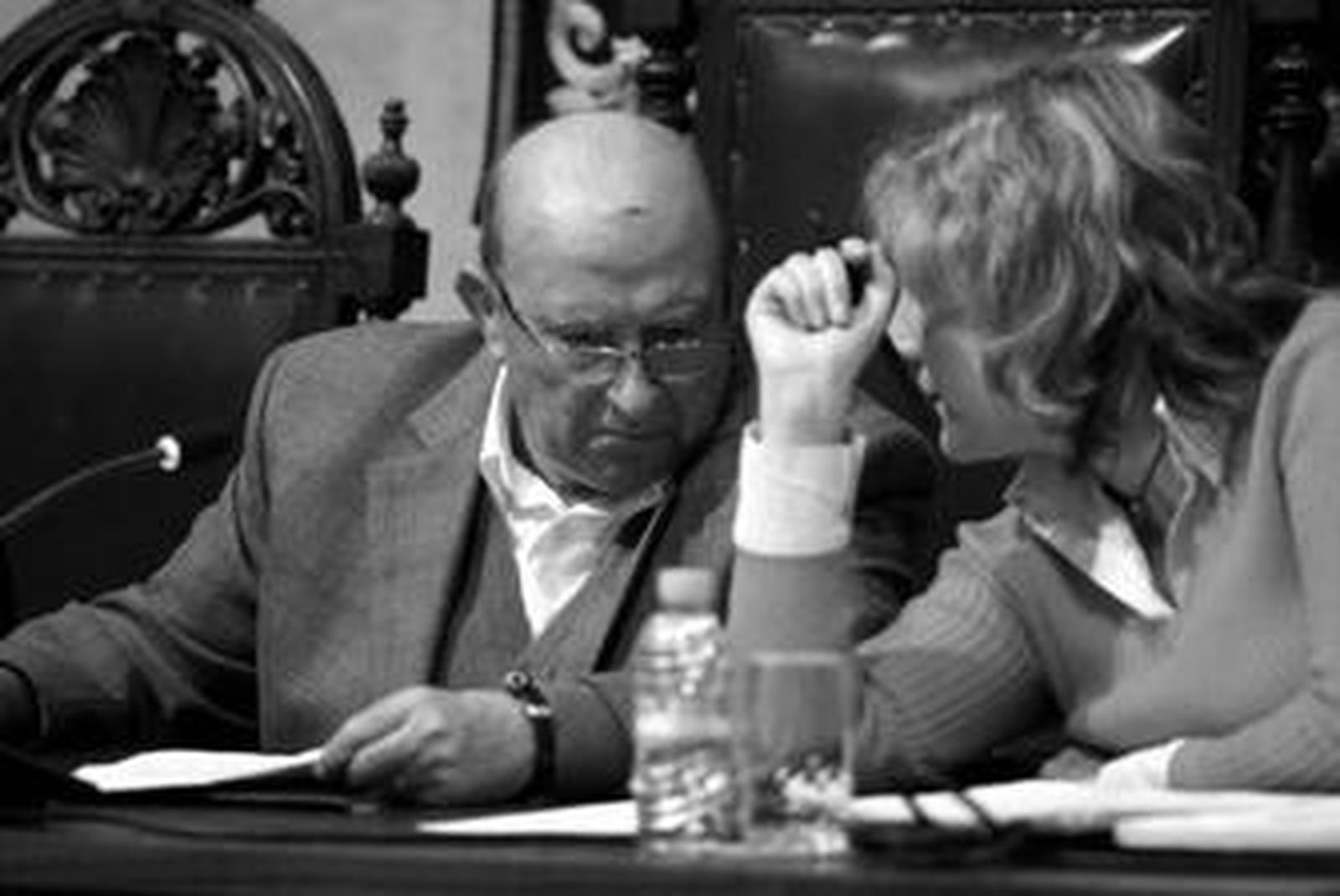 José Vázquez y Rosa Macías hablan en un momento del pleno.