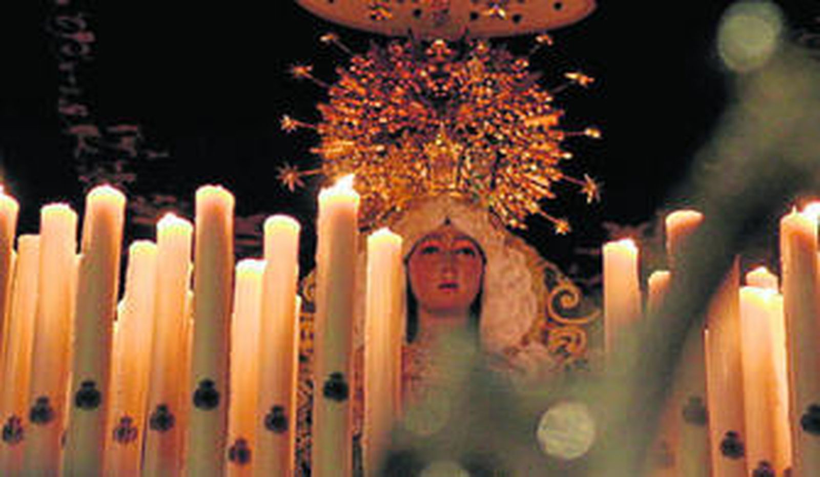 El Cristo yace sobre un túmulo de mármol que soporta un paso de madera.