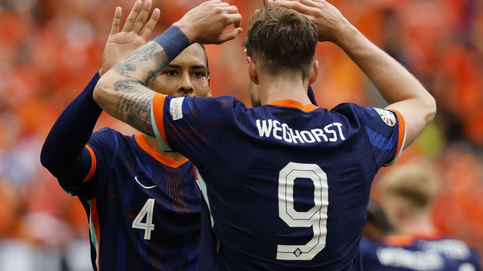 Weghorst celebra el tanto del triunfo ante Polonia junto a su compañero Virgil Van Dijk Weghorst celebra el tanto del triunfo ante Polonia junto a su compañero Virgil Van Dijk