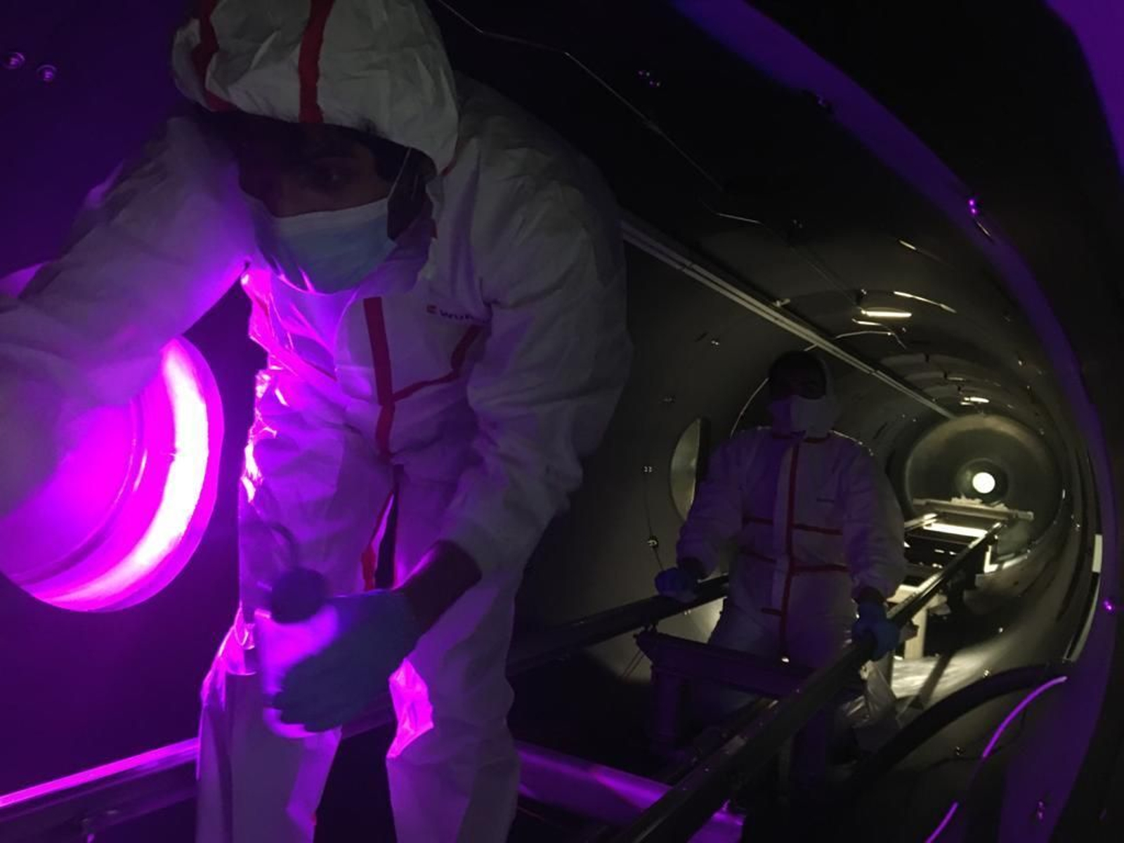 Dos investigadores en la cámara de simulación de ambiente marciano de la UMA haciendo labores de mantenimiento.