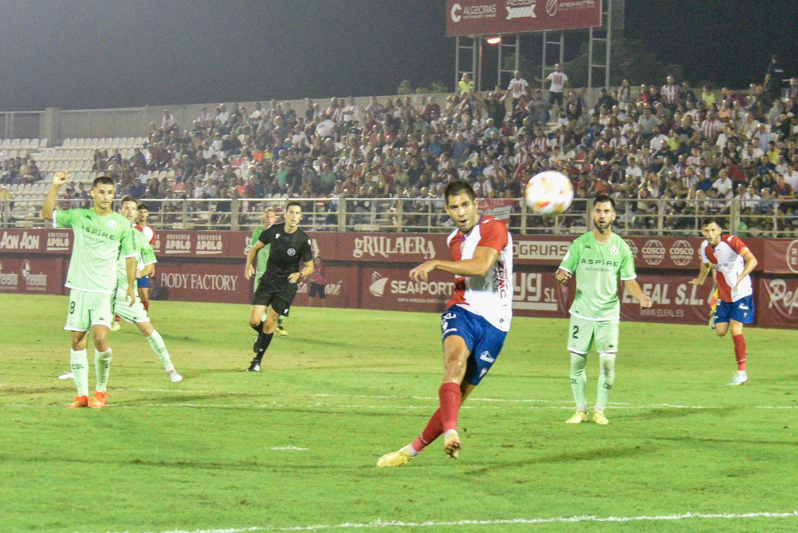 Sánchez Sánchez observa un disparo de Roni, ante la Cultural.