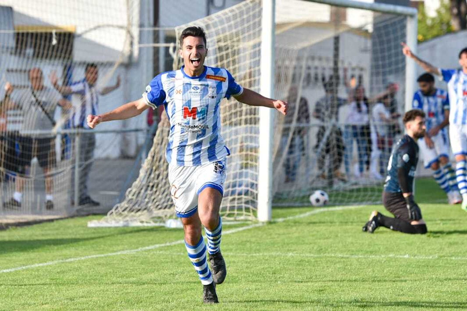 Juanan celebra su gol al Guadalcacín en el Pedro Garrido.