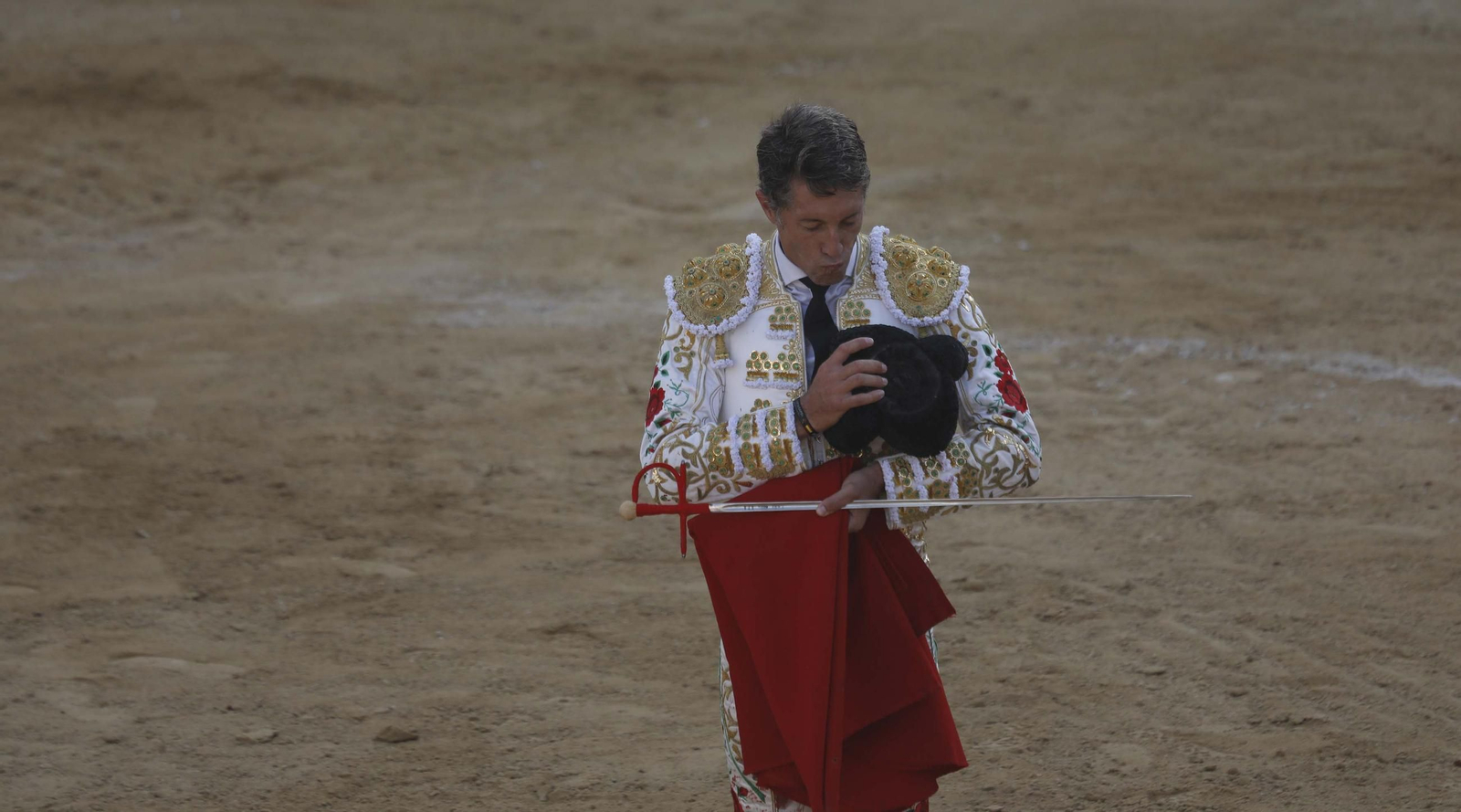 Brindis durante la encerrona de Manuel Escribano en Tarifa, el año pasado.