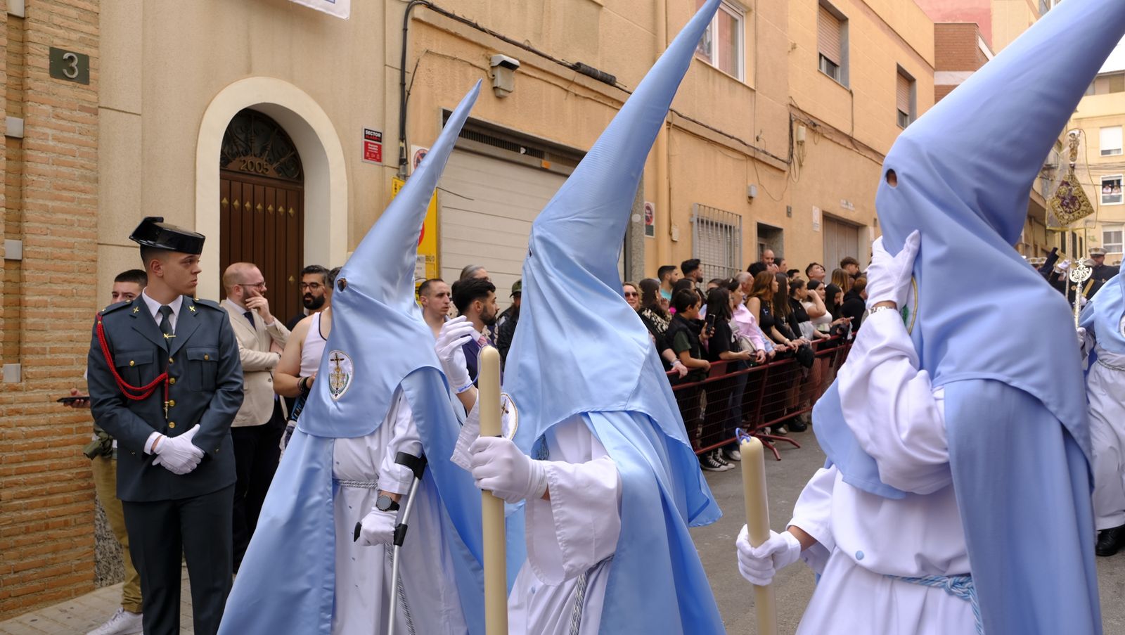 La Procesión de Los Ángeles de sobrepuso a la lluvia, en imágenes