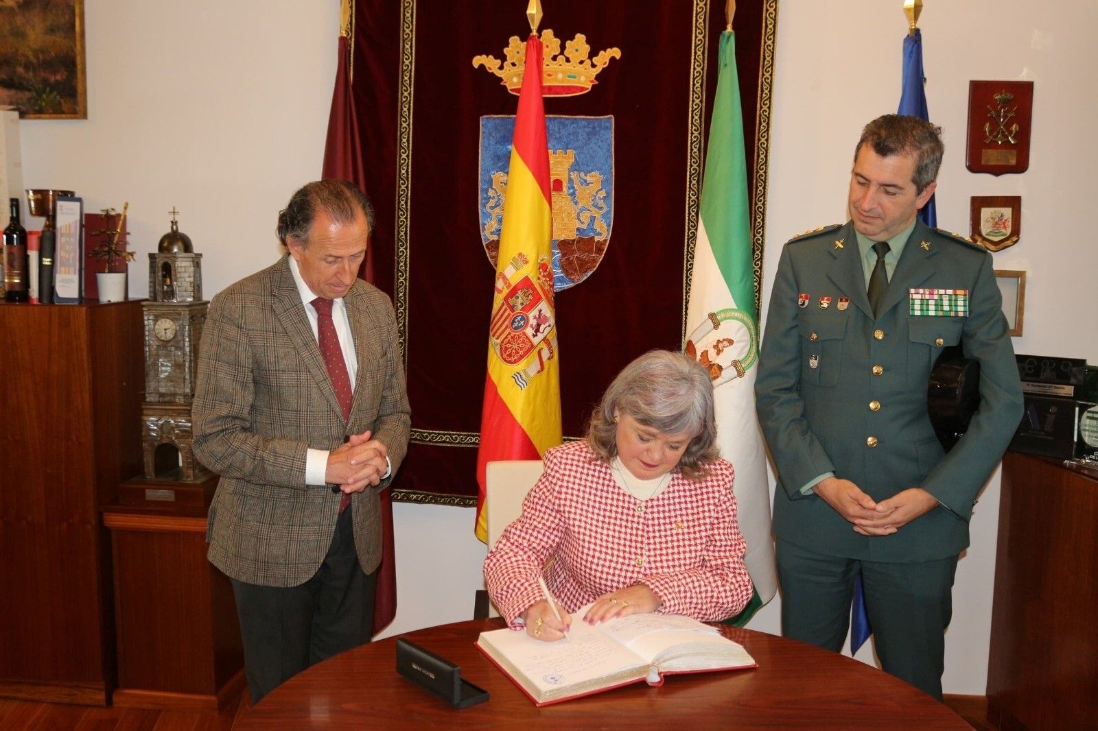 Blanca Flores firma en el Libro de Oro de Chiclana junto a José María Román y Luis Martín.