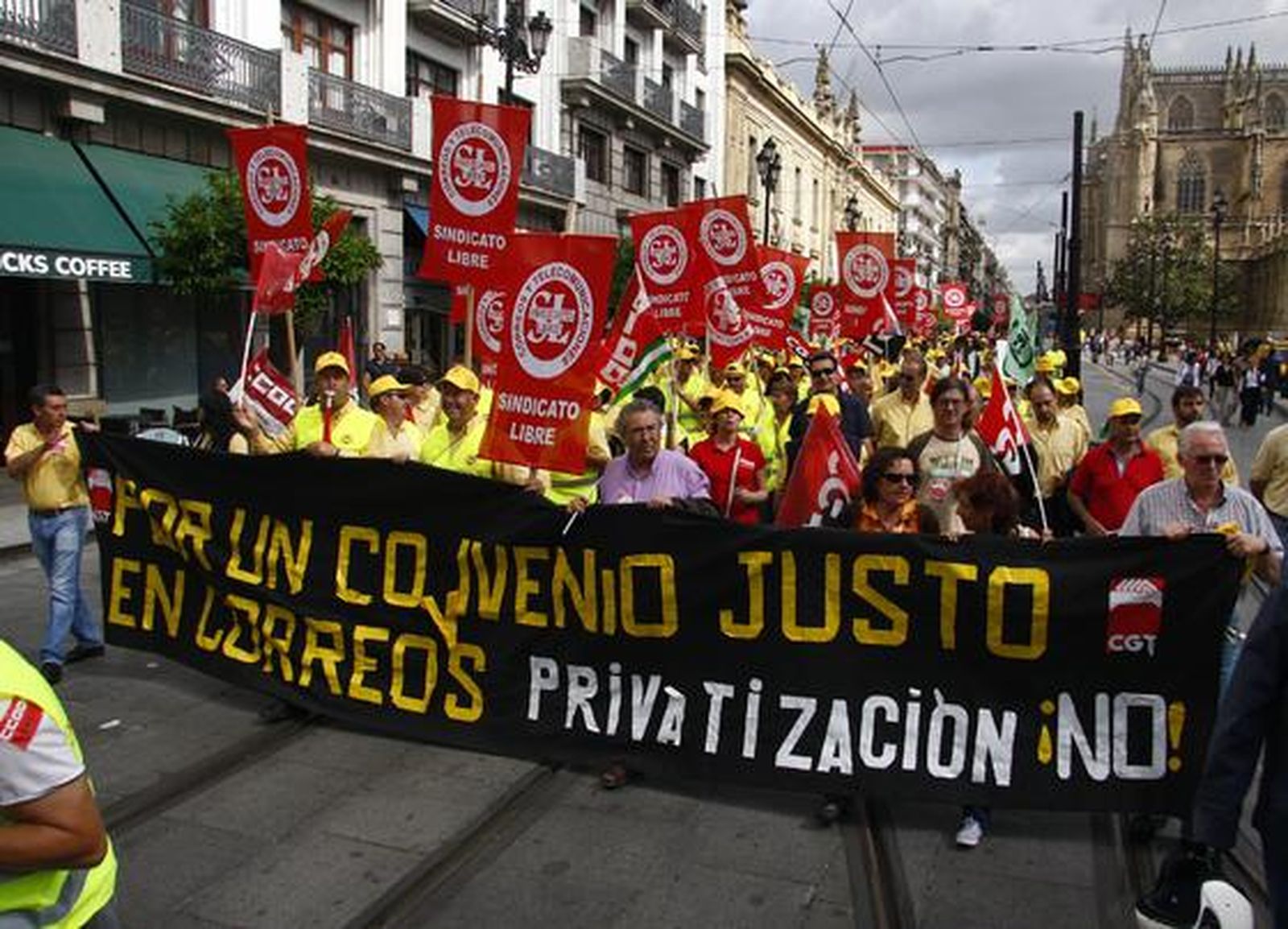 Los funcionarios de Correos avanzan con un pancarta contra la privatización del servicio.

Foto: B. Vargas