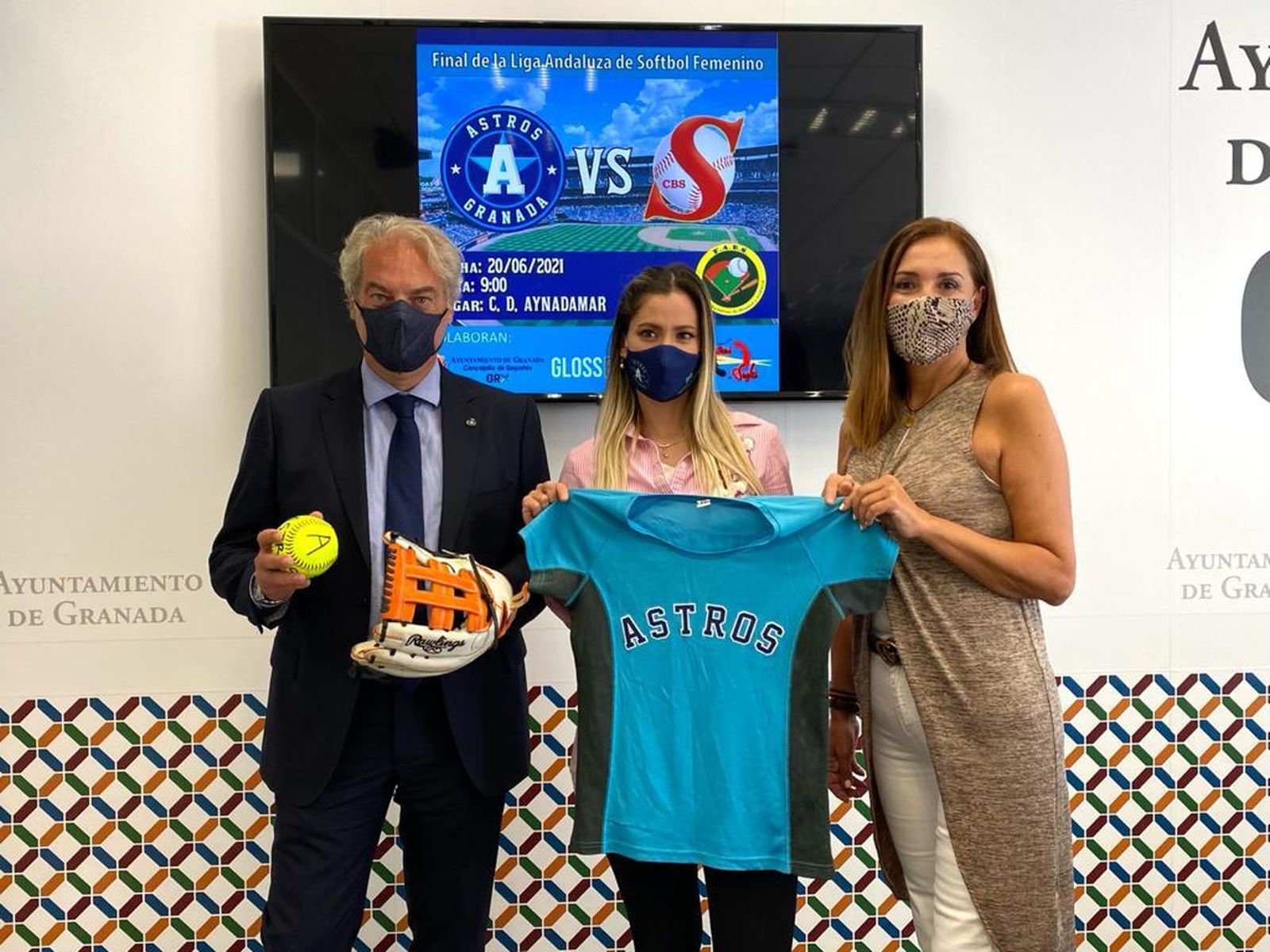 José Antonio Huertas, Natalia Müller y maría José Villanueva posan con la camiseta.