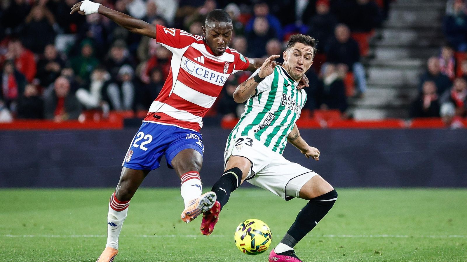 Carracedo pugna por el balón con Diallo en el Granada - Córdoba CF.