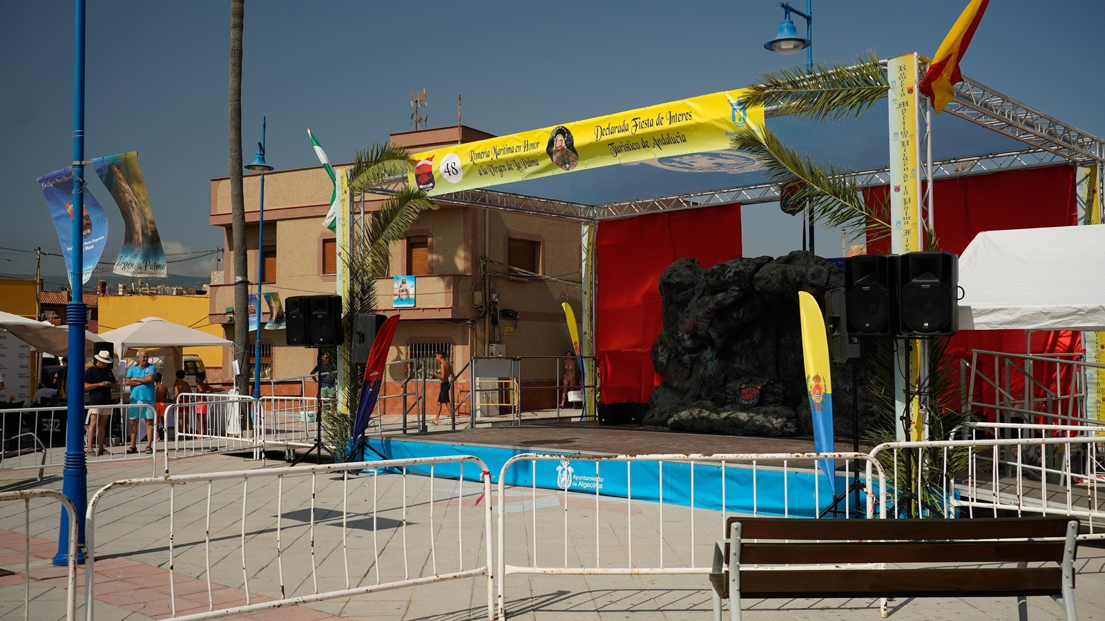 Fotos del ambiente en la playa de El Rinconcillo en la Romería Marítima de la Virgen de la Palma