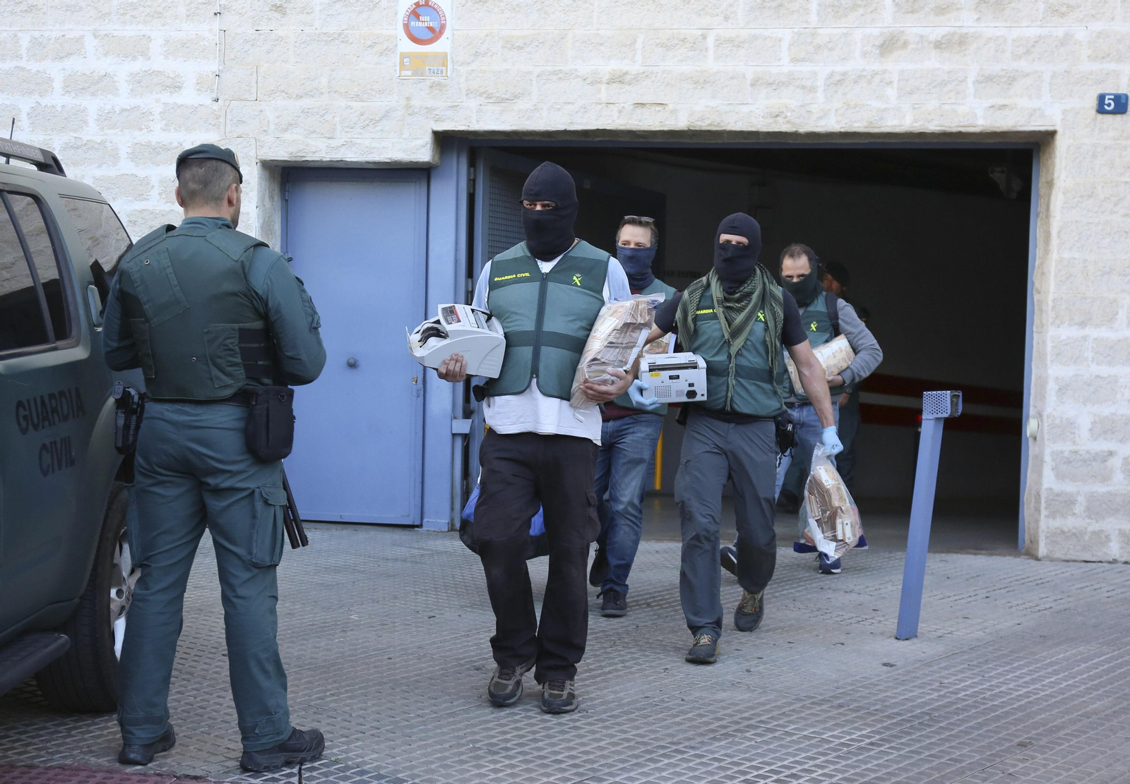 Guardias Civiles en una operación contra redes criminales en Málaga.