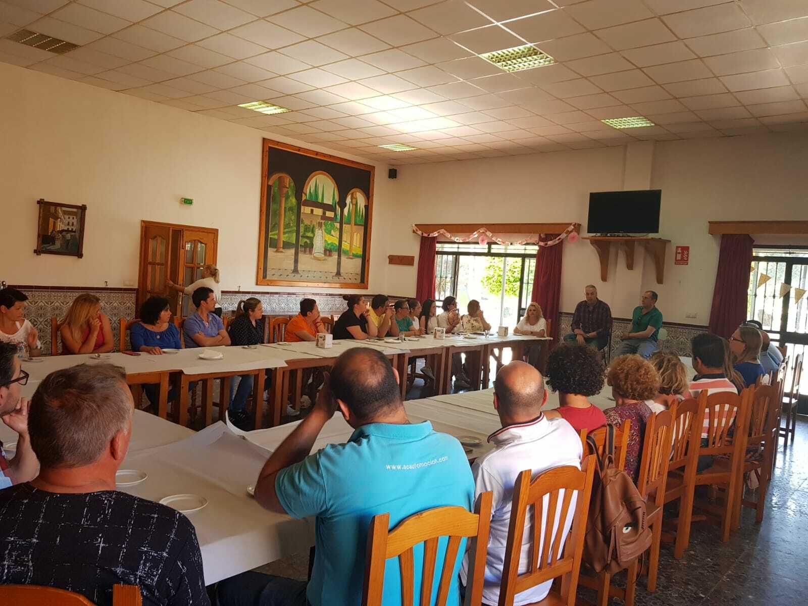 El candidato socialista, Juan Carlos Ruiz Boix, con vecinos de Taraguilla.