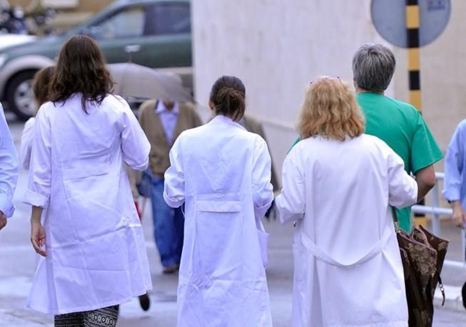 Sanitarios por el interior del complejo hospitalario del Virgen del Rocío, en Sevilla.