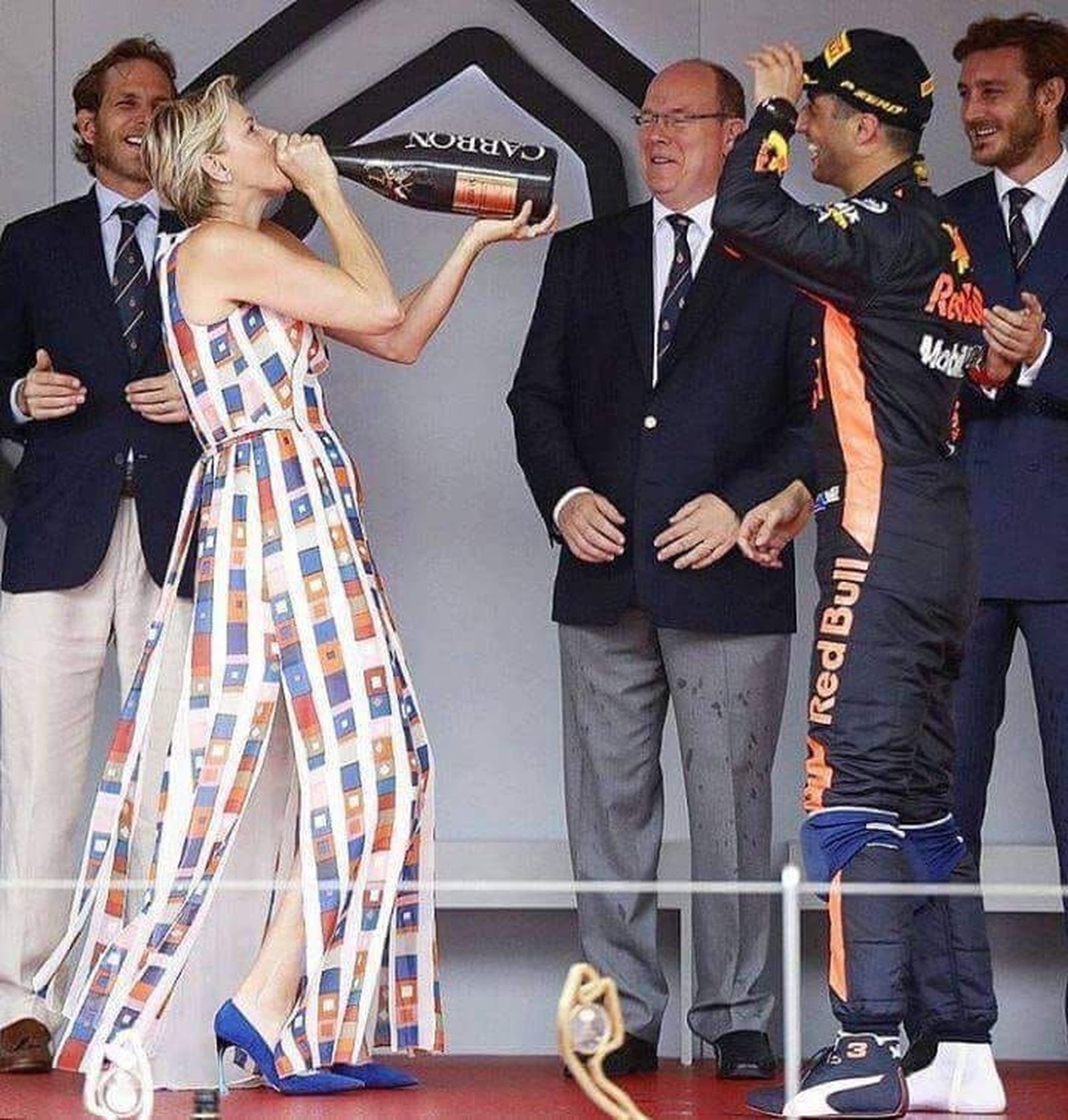 Charlene, celebrando con champán el Premio de Fórmula 1.
