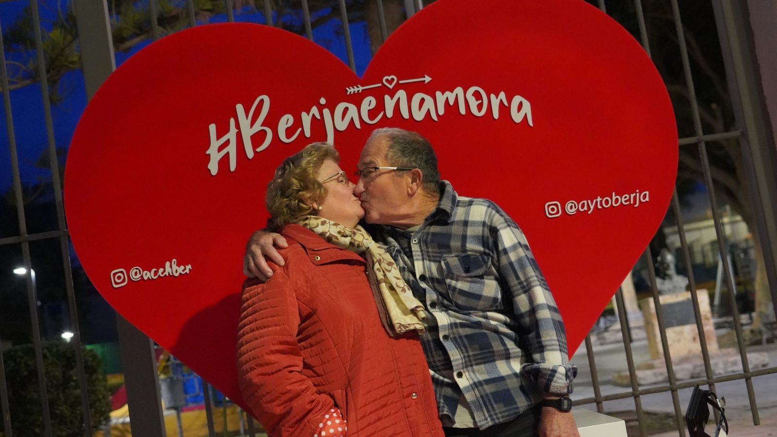 La campaña se visibiliza con tres grandes corazones rojos