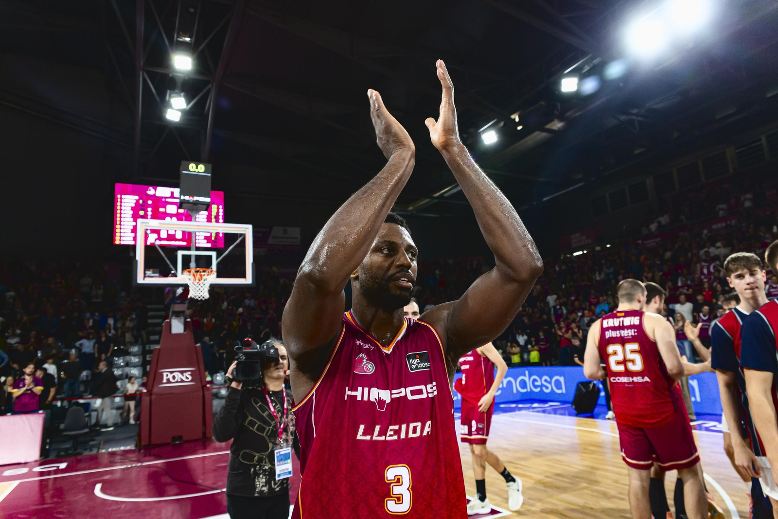 Melvin Ejim saluda en Lleida.