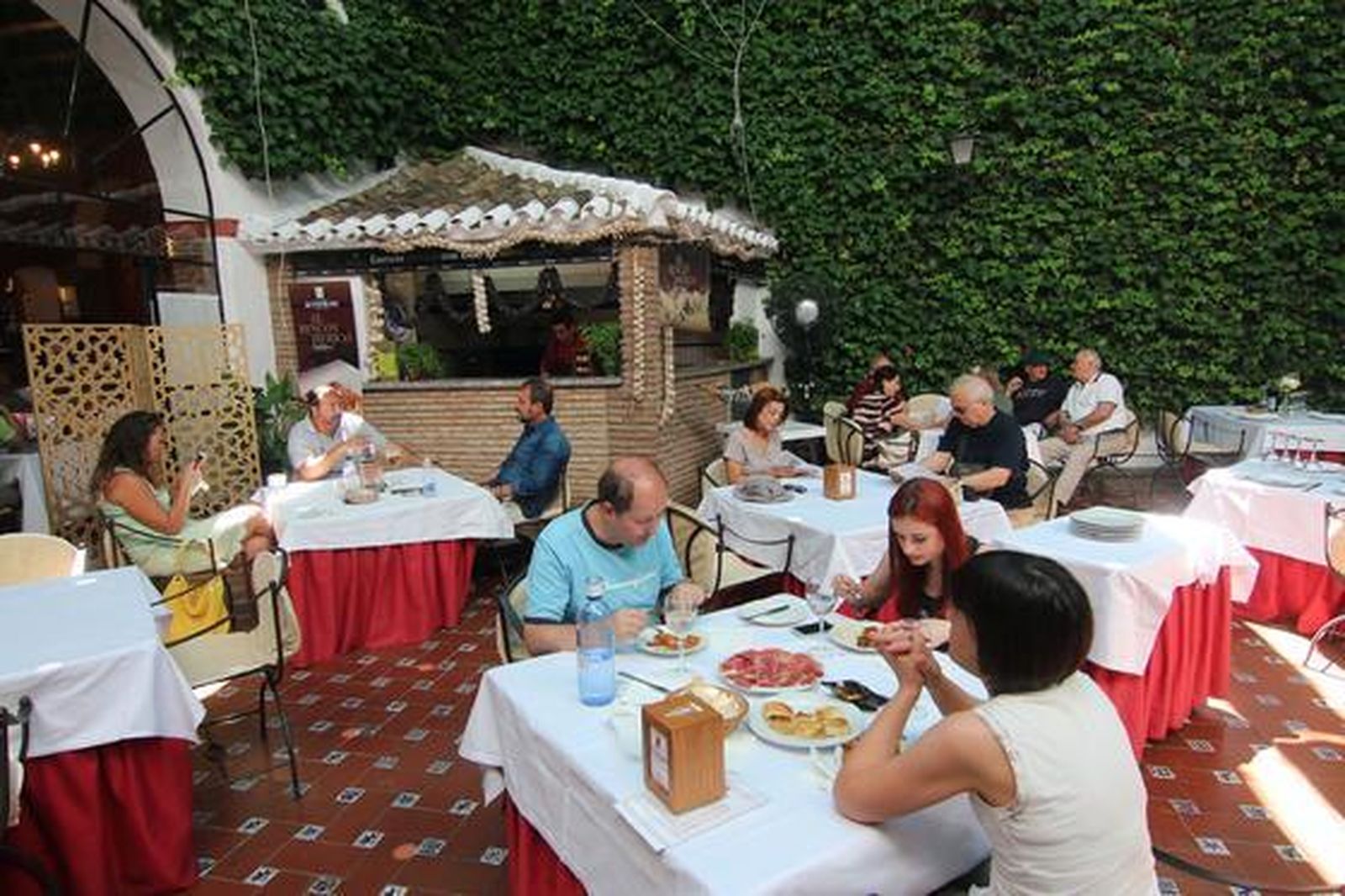 En el corazón de la Judería. El Bandolero es un espacio histórico de la ciudad que cuenta con una variada oferta gastronómica y unas instalaciones preparadas para cualquier tipo de evento. / M. Rivera