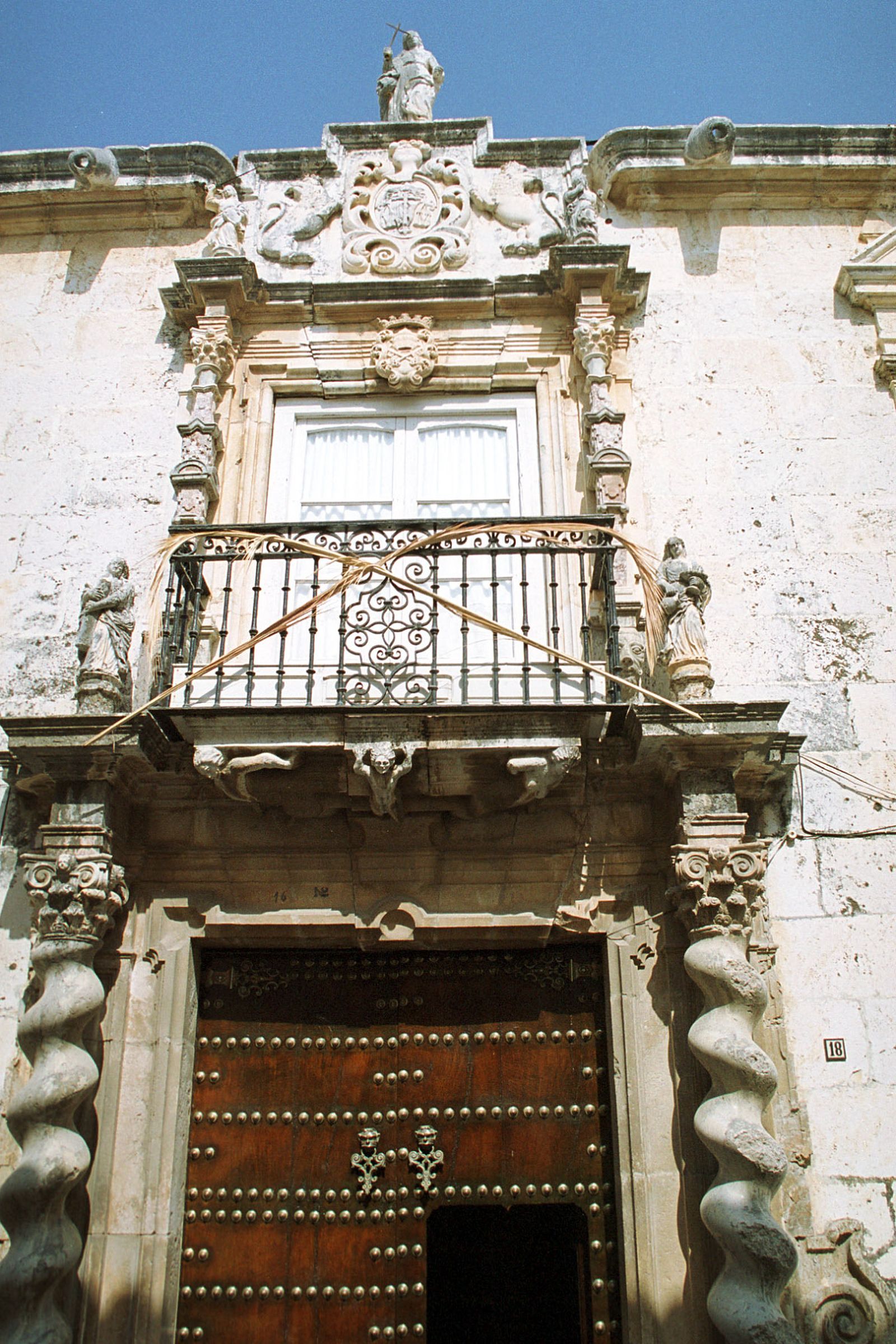 Fachada de la casa-palacio de los Marqueses de Cerverales.