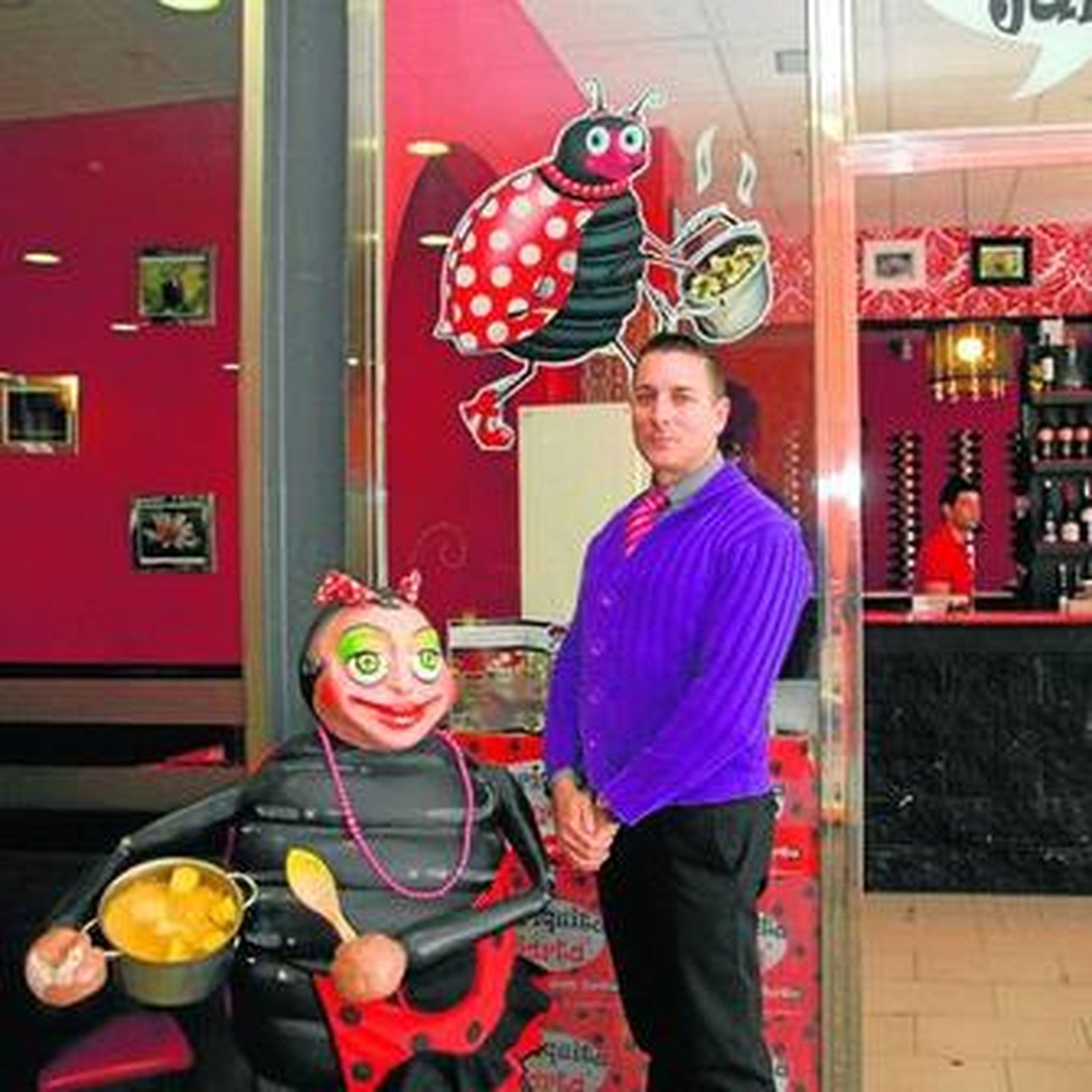 Diego Mateos, en la entrada de su restaurante 'La Mariquita te jarta', en San Fernando.