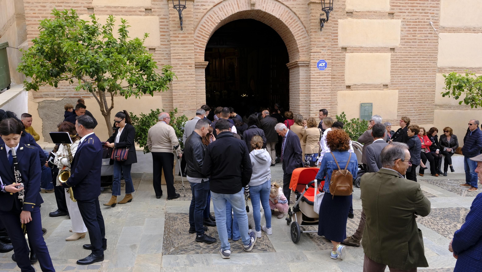 Imágenes de la procesión y paella solidaria en las Fiestas de Abla
